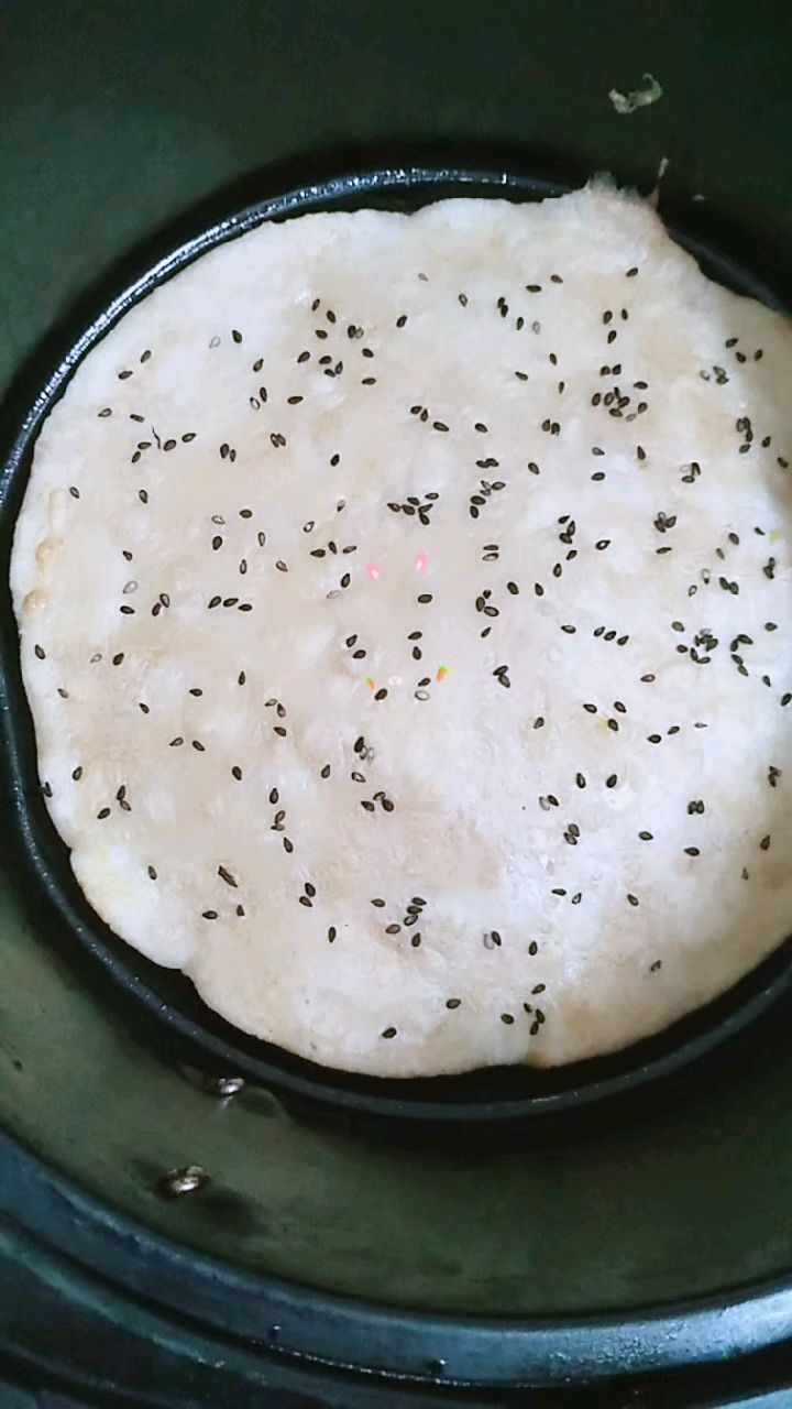 芝麻薄饼做法,1碗面粉1只鸡蛋25g芝麻,180度烤10分钟,脆香脆香