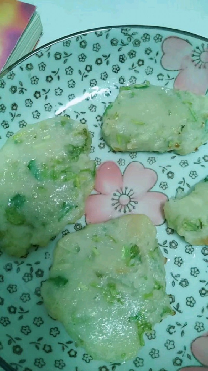 土豆香菜饼,熟土豆,面粉,香菜,食盐,松茸鲜,拌匀,烤8分钟