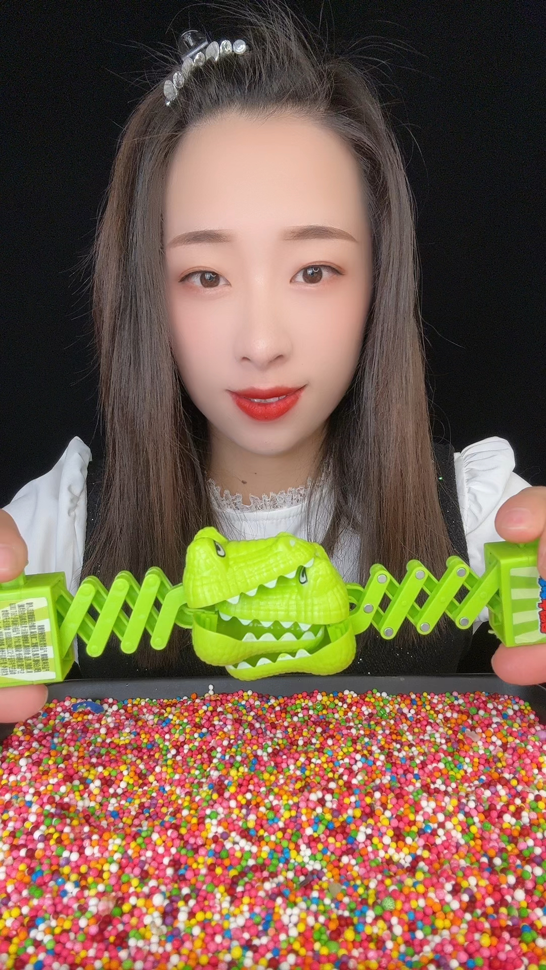 两只绿色的小鳄鱼怎么打起来了?