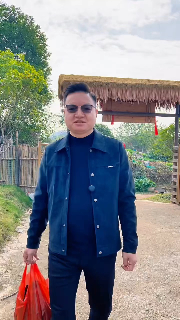 今天在小院特意做了一道暖胃又好吃的鱼籽鱼泡火锅