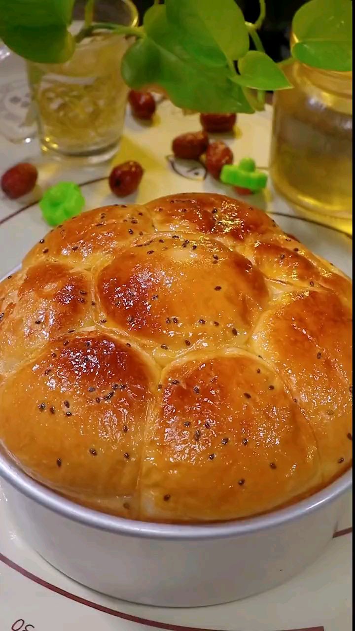 以后想吃面包别总出去买了,只要记住这配方比例,出锅松软还拉丝