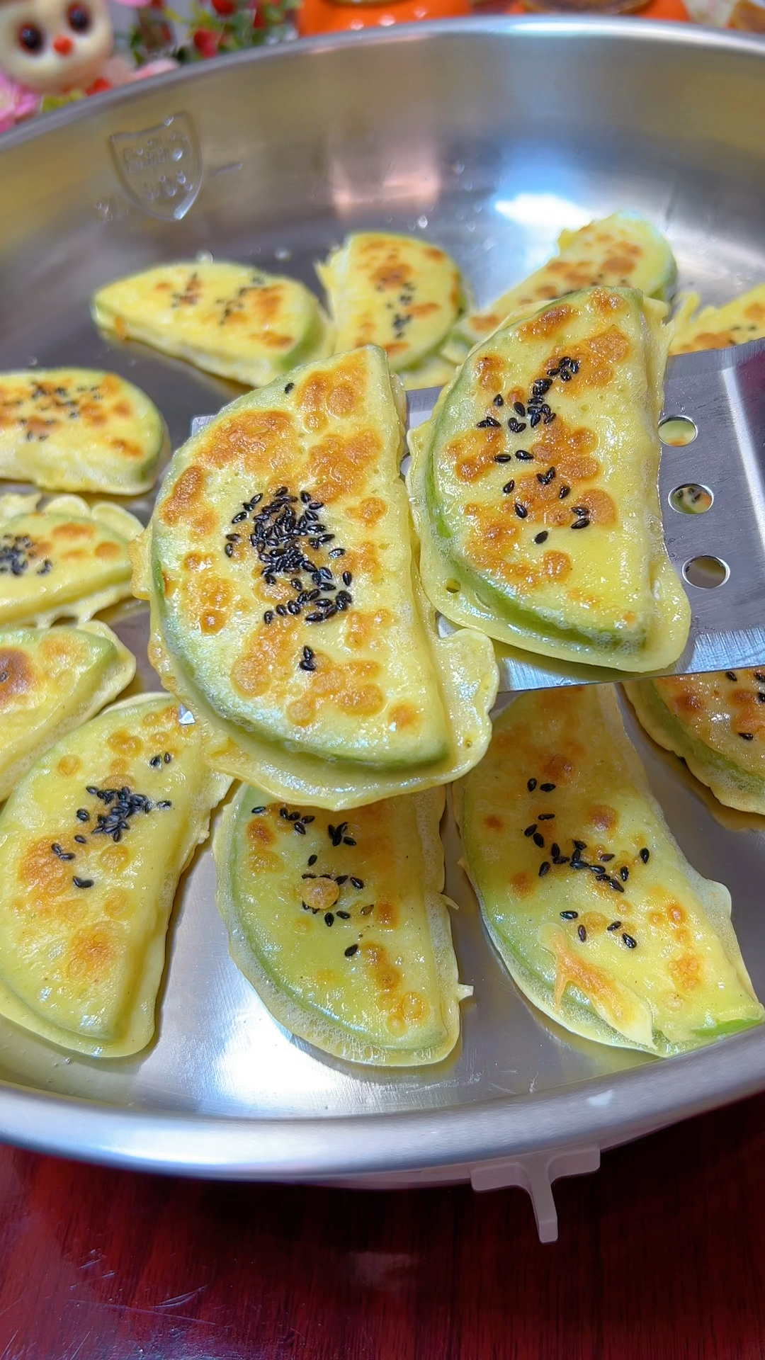 我家早餐经常吃这个香煎茄子饼,口感香甜劲道又营养,全家都爱吃