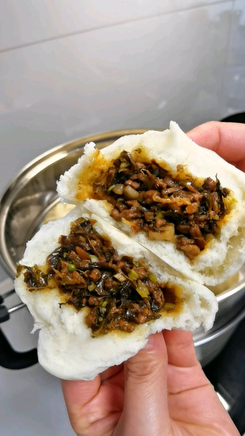 这样蒸的梅干菜肉包,酱香浓郁,又香又软,吃一次就爱上