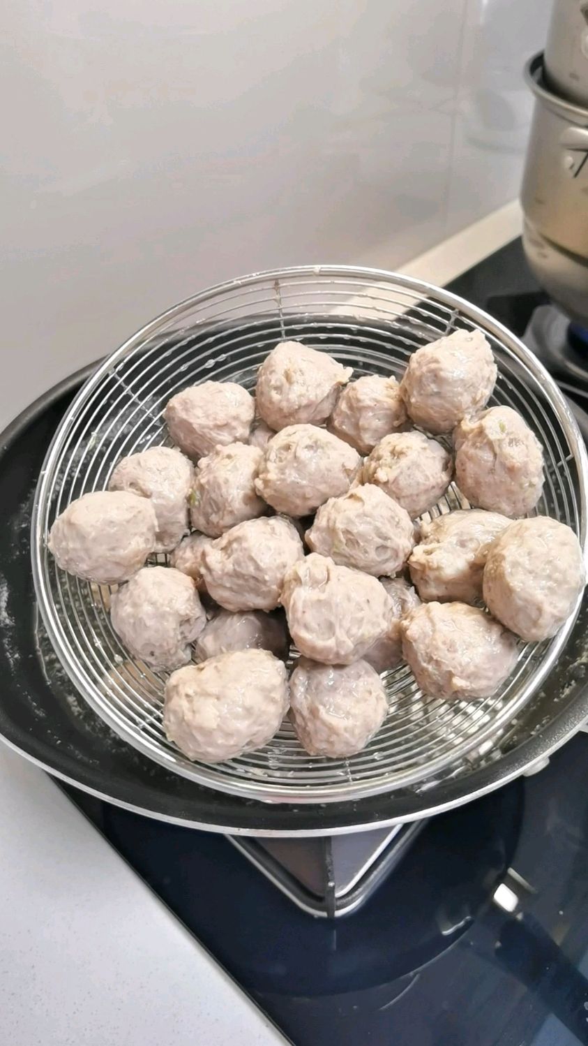 煮了两锅牛肉丸子,软嫩Q弹,很香很好吃,实现肉丸子自由了