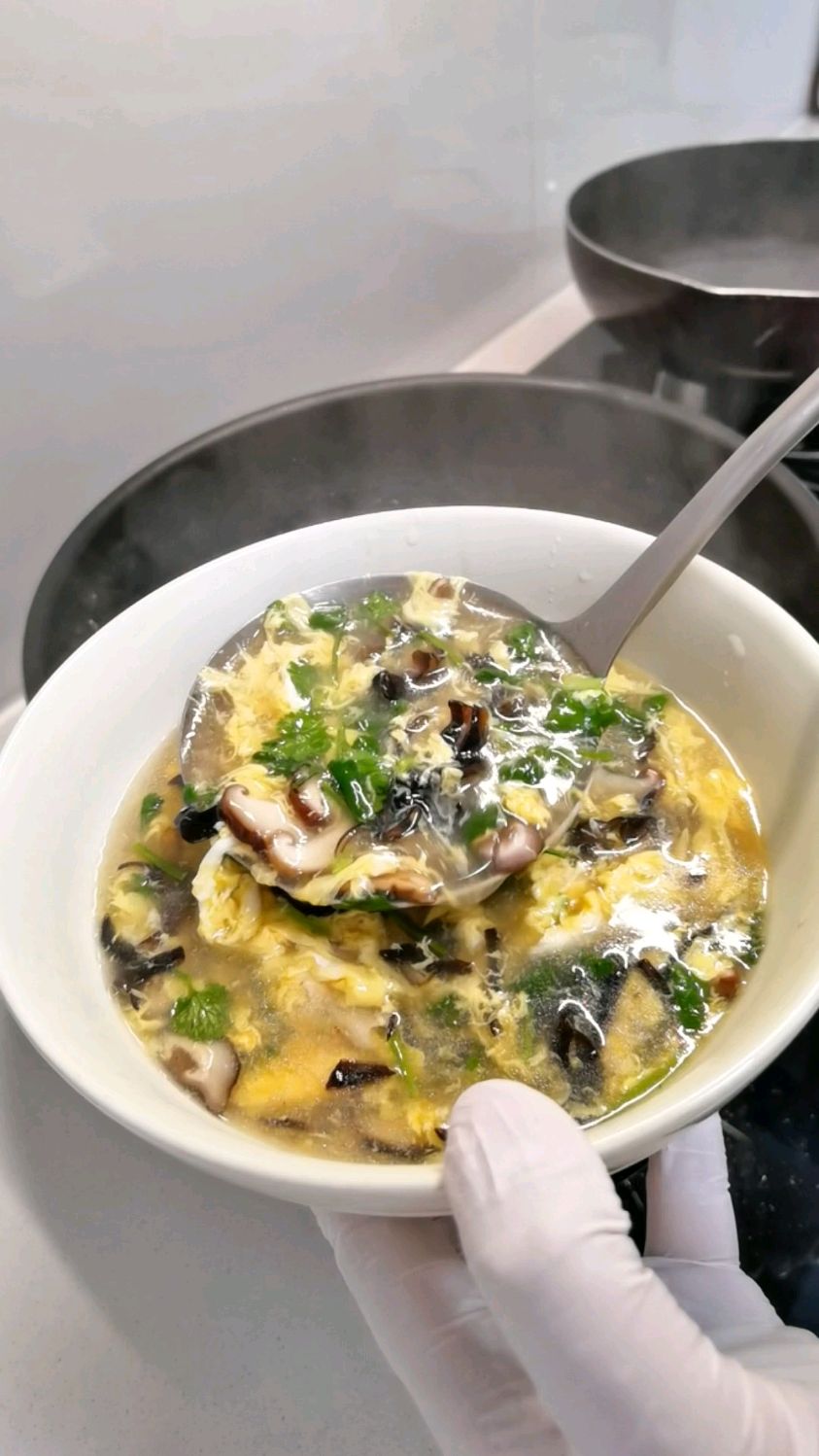 冬天寒冷干燥,我经常给家人煮香菇鸡蛋汤,做法简单,鲜美又营养