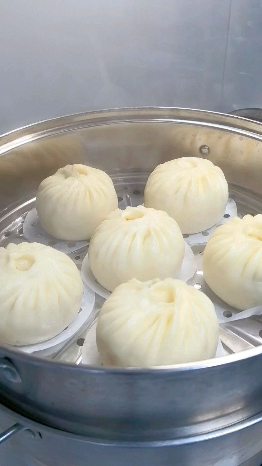 蒸了一锅香菇青菜包子,薄皮大馅,柔软鲜香,比肉包还好吃