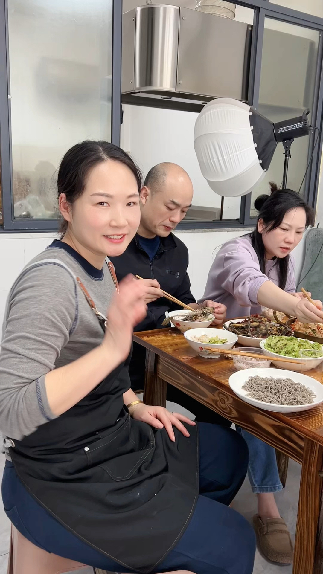 娘家人聚餐吃大餐,荞麦面必不可少!