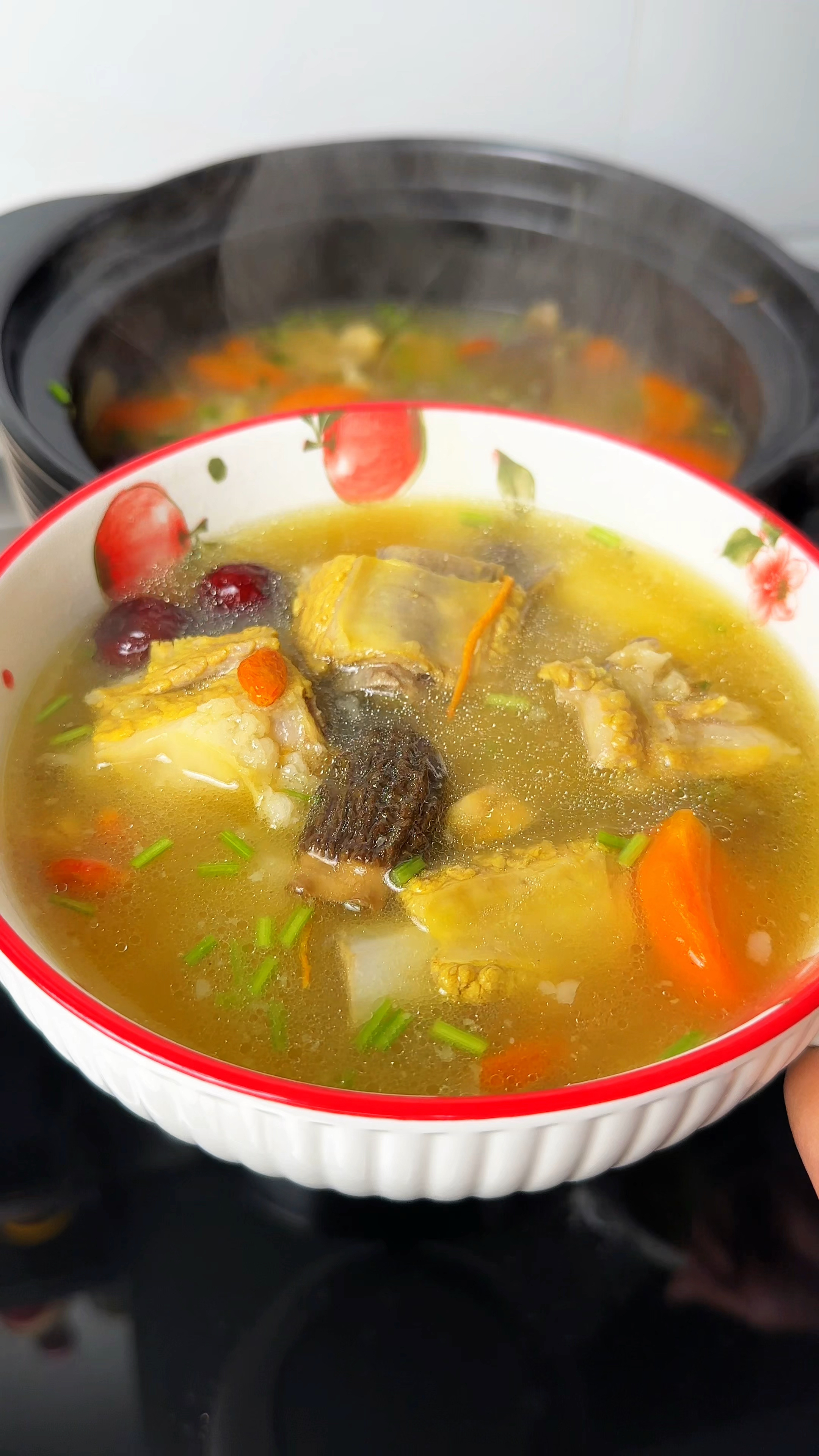 这个季节要多给家人做山药排骨汤喝,汤鲜味美,营养丰富