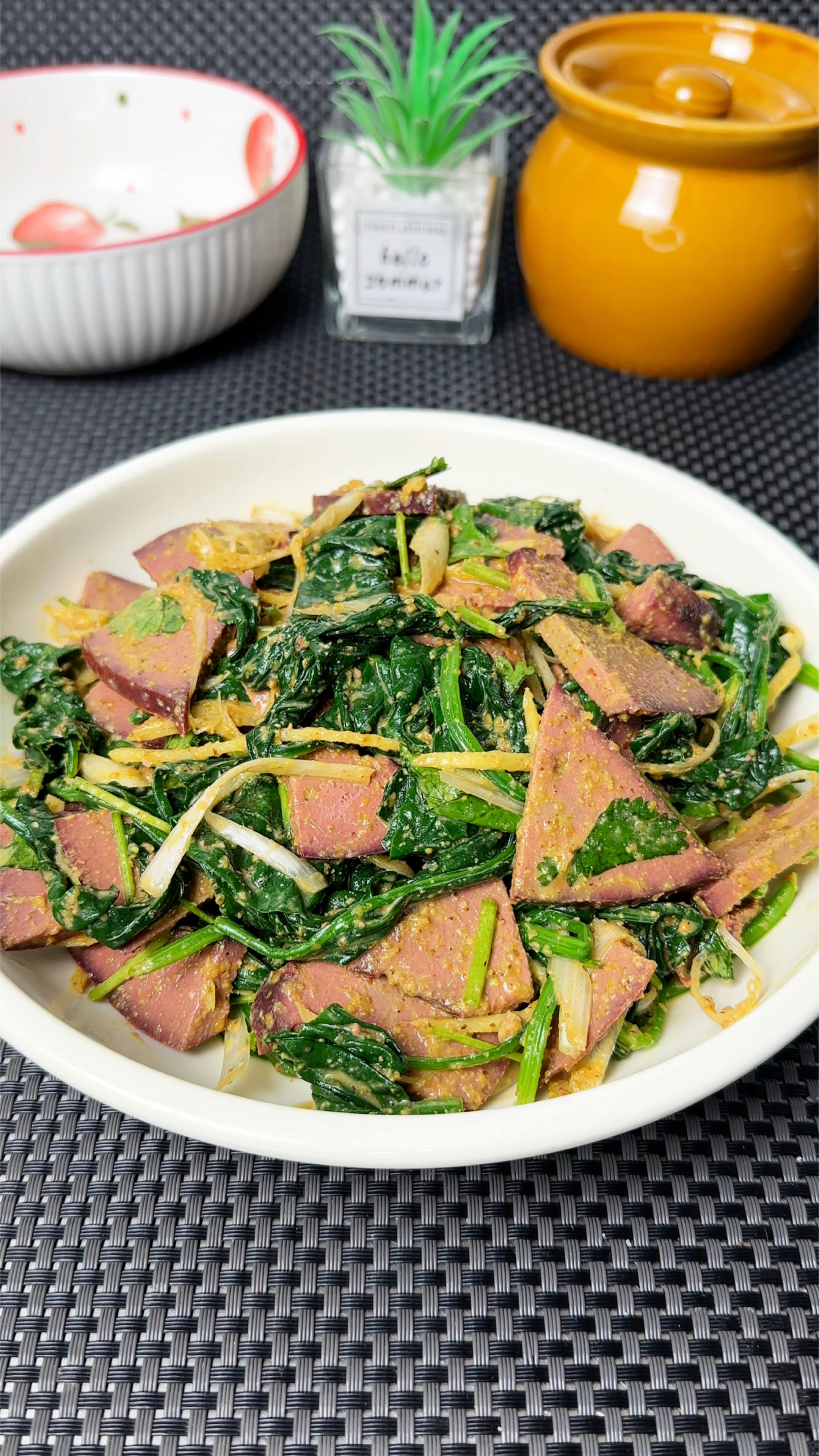 濮阳农村大席特色凉菜菠菜拌猪肝,浓浓的芥末香味,吃一口就上头