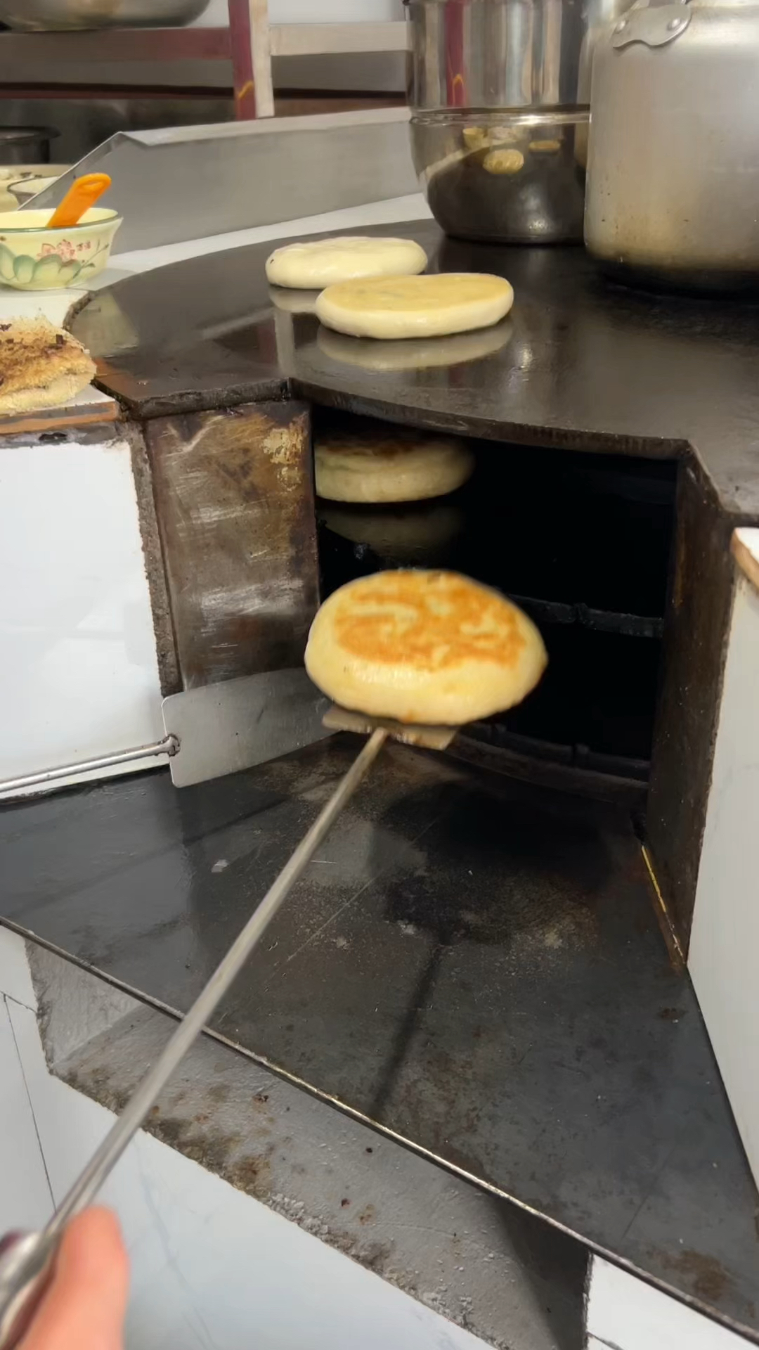 潍坊临朐火炉肉火烧,用这种旋转炉子烤制