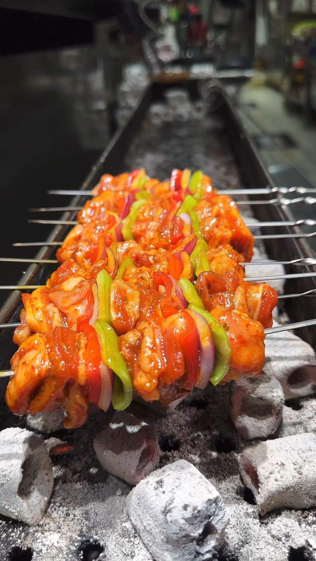 烧烤店的特色彩椒羊腩筋