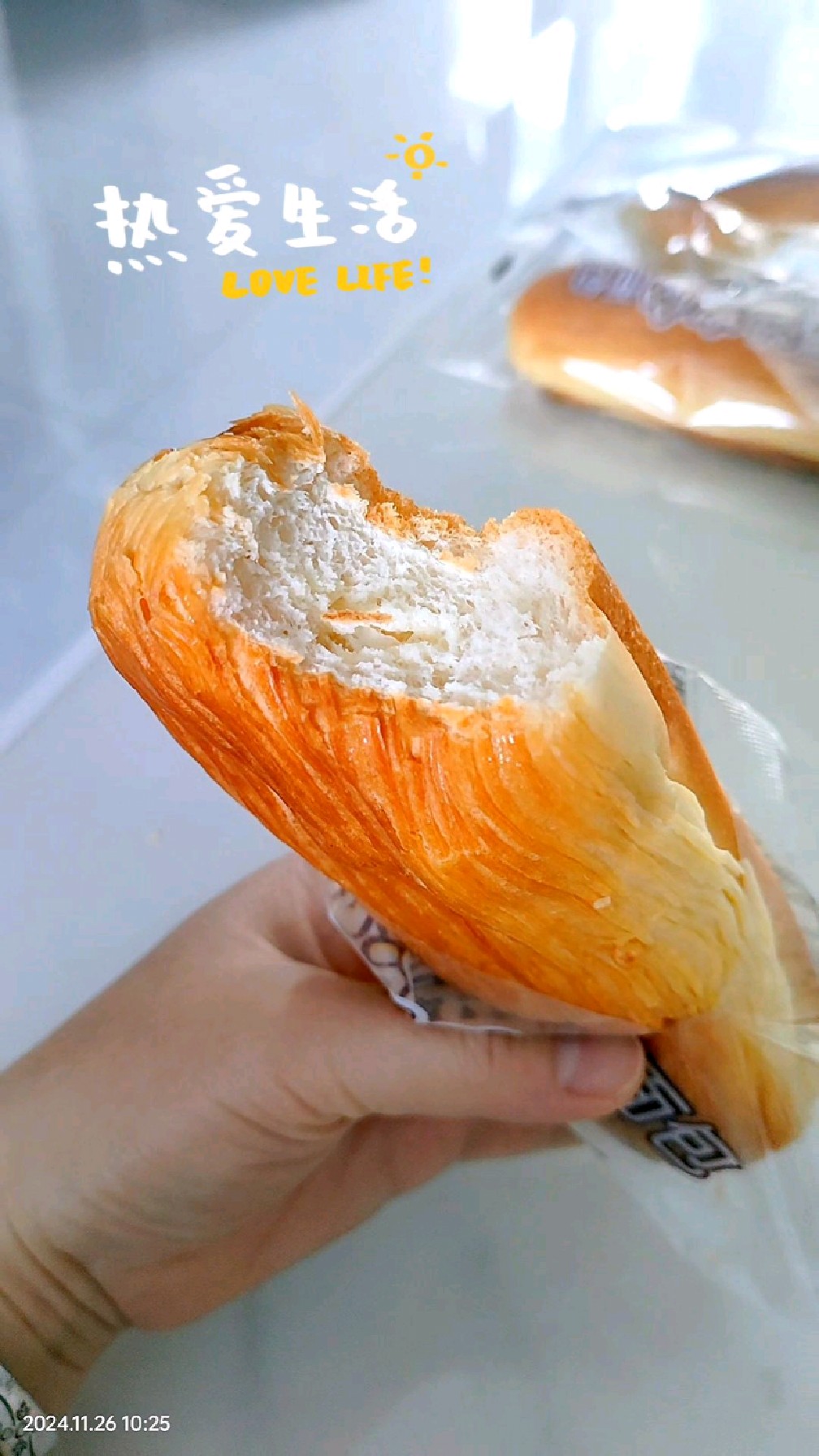 起床第一件事:吃酥皮奶油夹心面包!填饱肚子好干活,加油