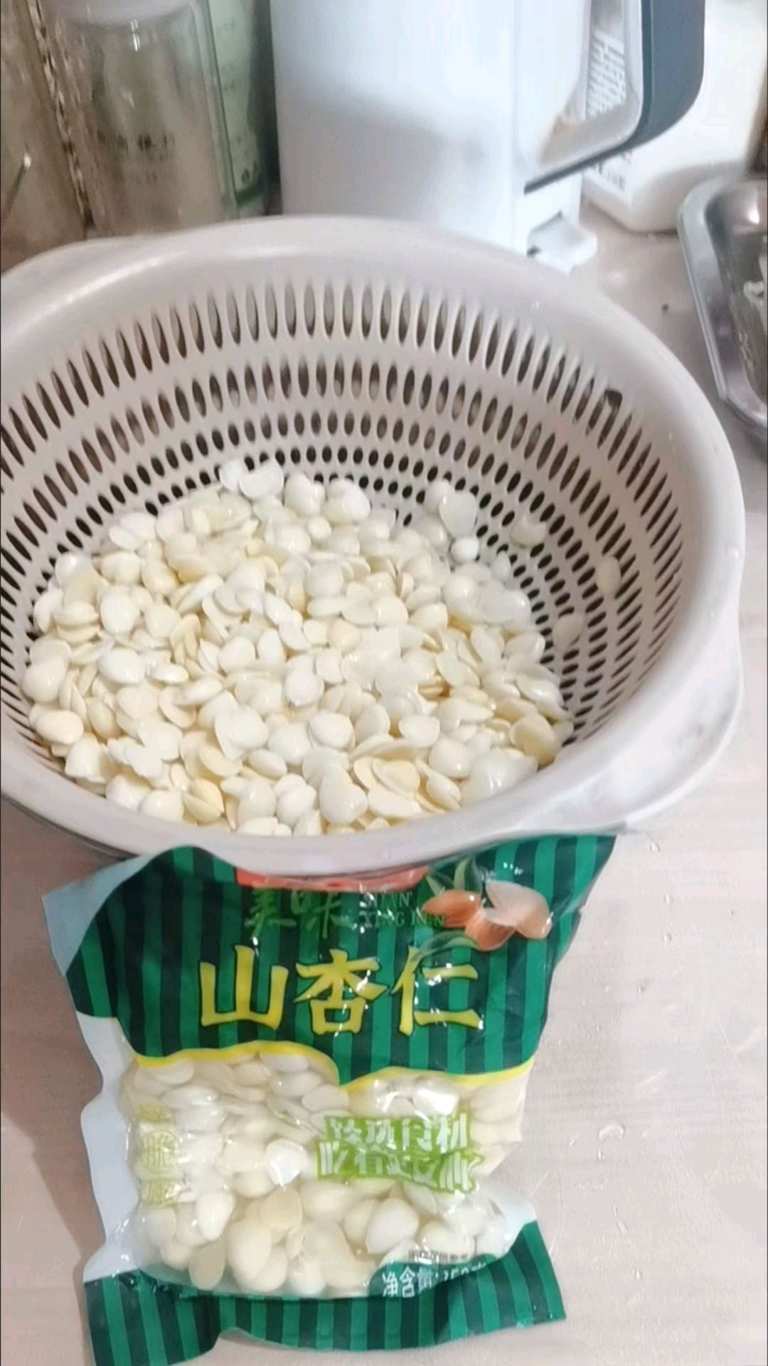 杏仁胡萝卜芹菜,拌点小咸菜,一点也不浪费,真实惠