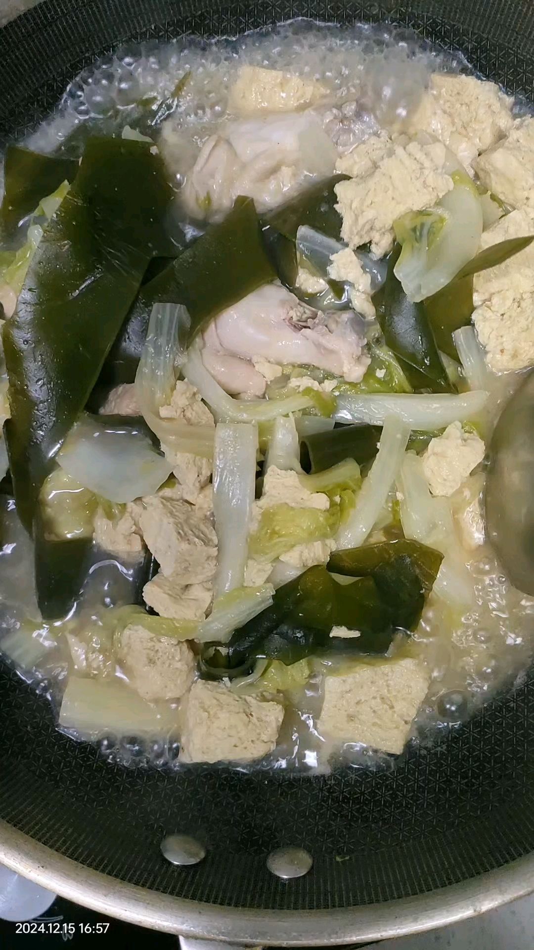白菜炖冻豆腐海带,加三个鸡腿,烂炖啊