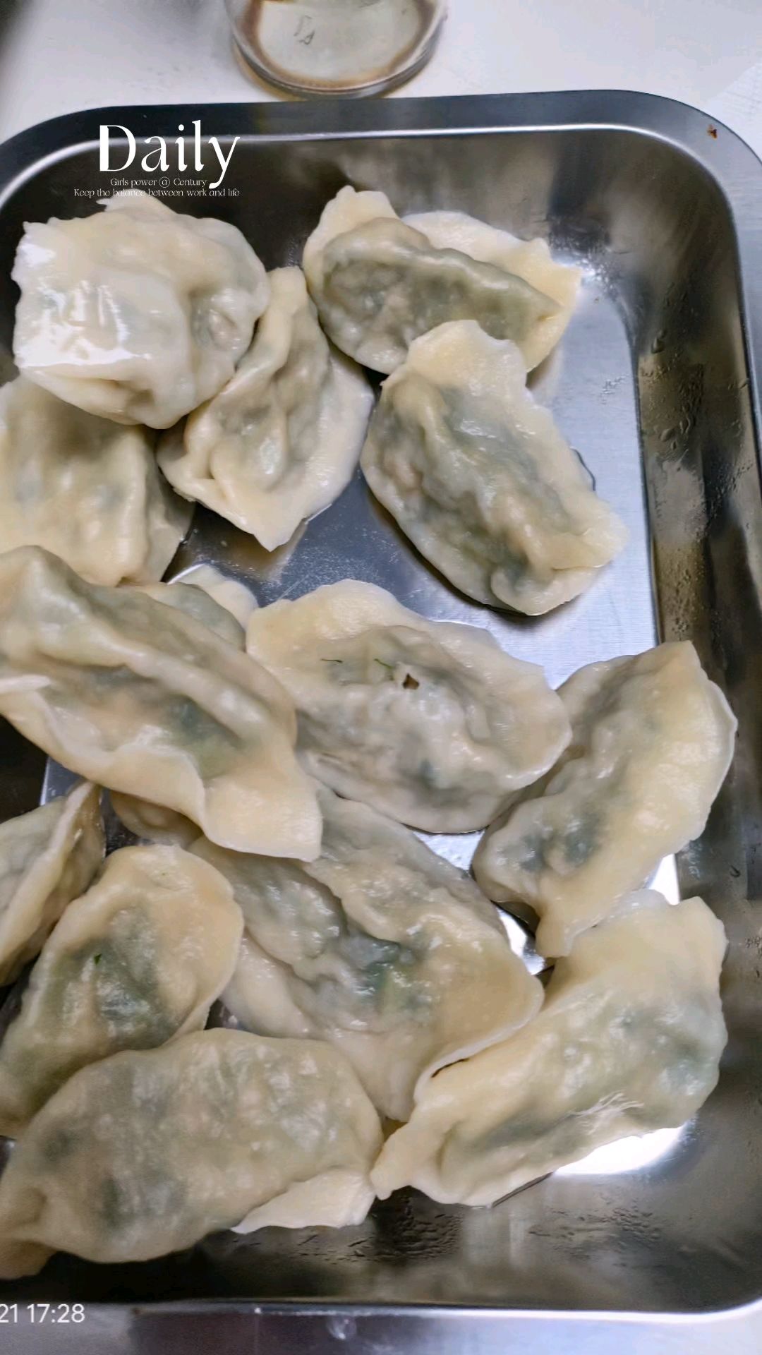 热气腾腾的饺子上桌了,用托盘装,东北人吃饺子不论个论盘