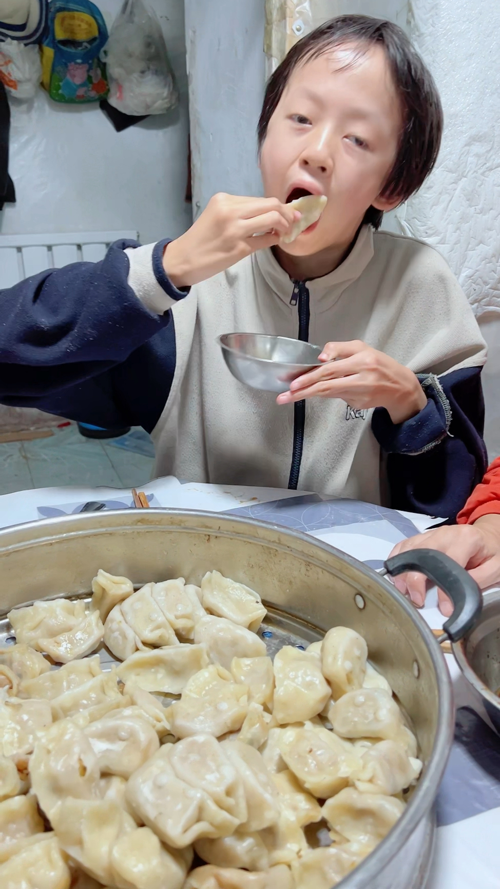 美食全家一起吃饺子