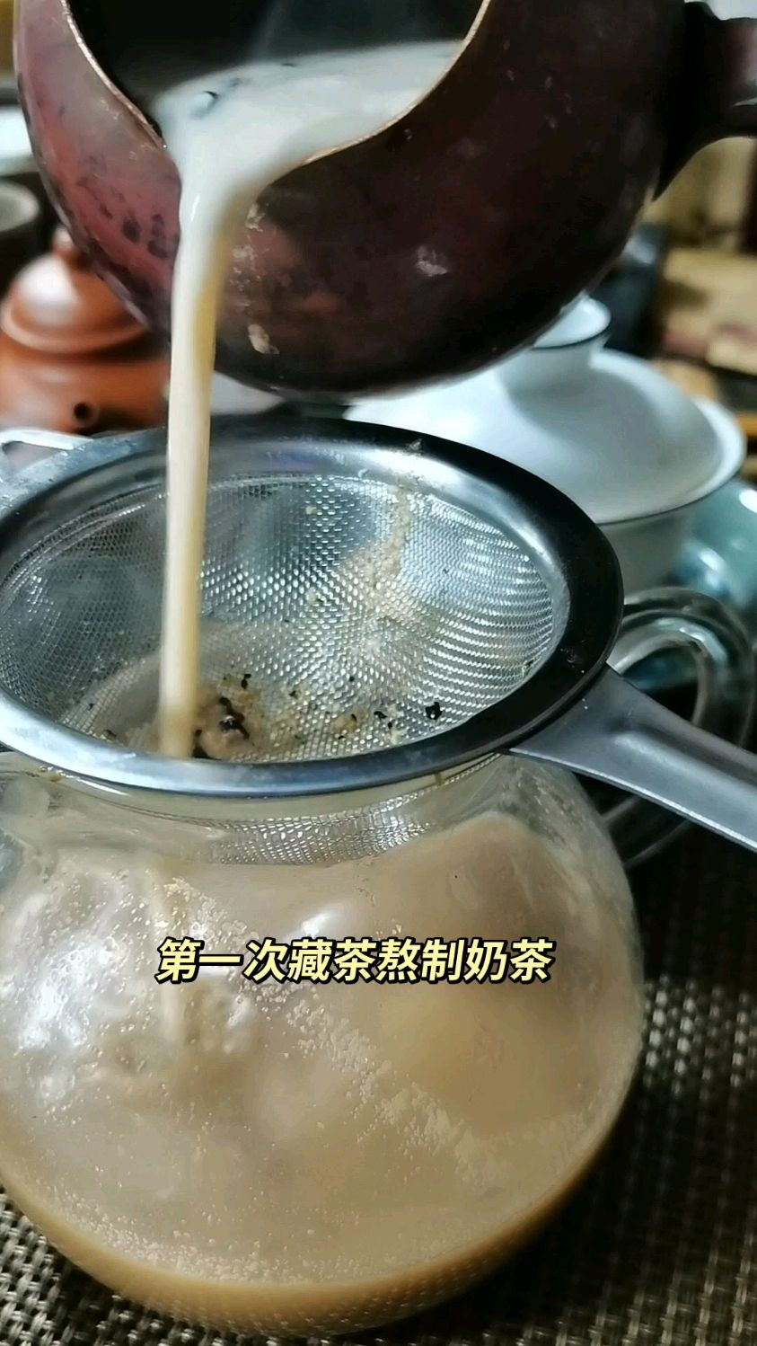 第一次用藏茶熬制奶茶,还加了盐,满屋子都是奶茶的香味,好喝!