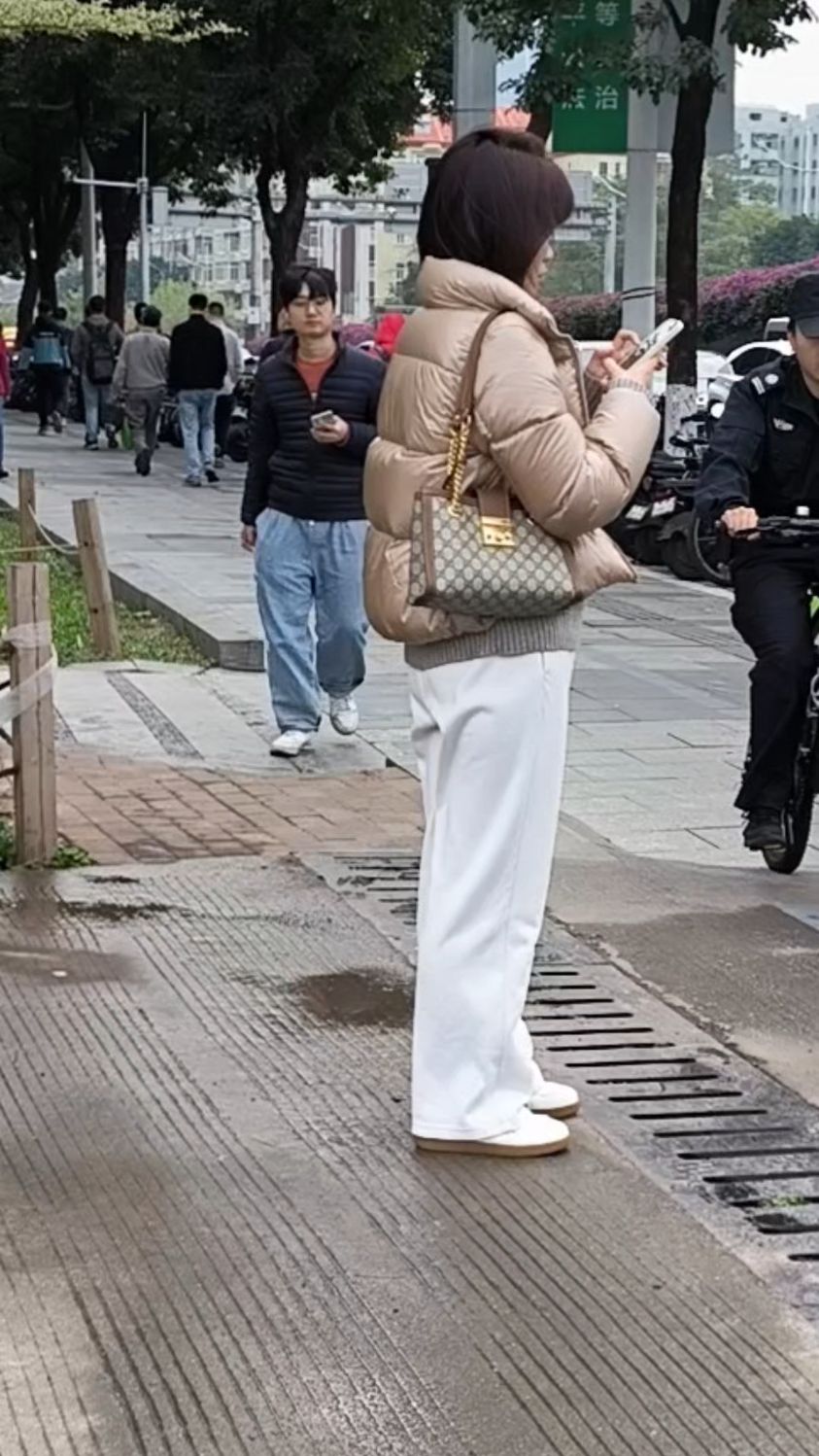 羽绒服这么穿实在是太有范儿了,简约高级时尚,这姑娘衣品太好了