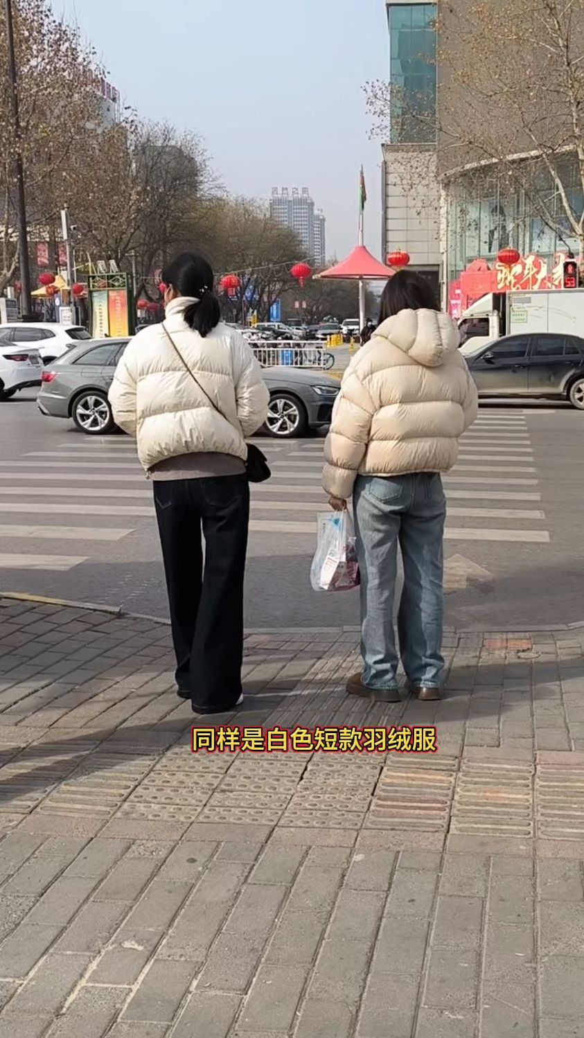 同样是白色短款羽绒服,差不多的搭配,有帽子没帽子很不同