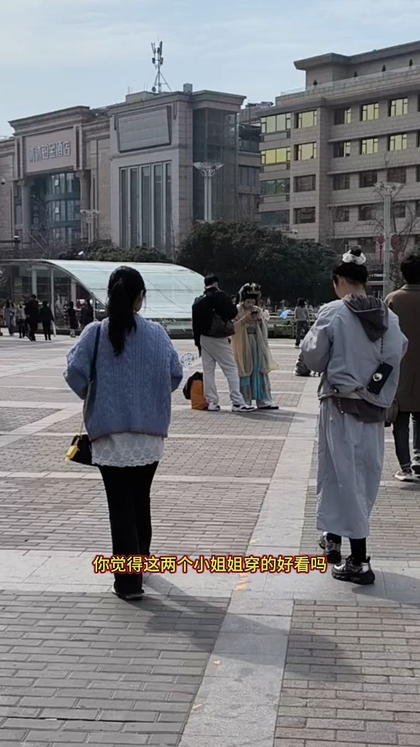 这两个小姐姐把浅蓝色和浅灰色穿的很好看,简单休闲又高级