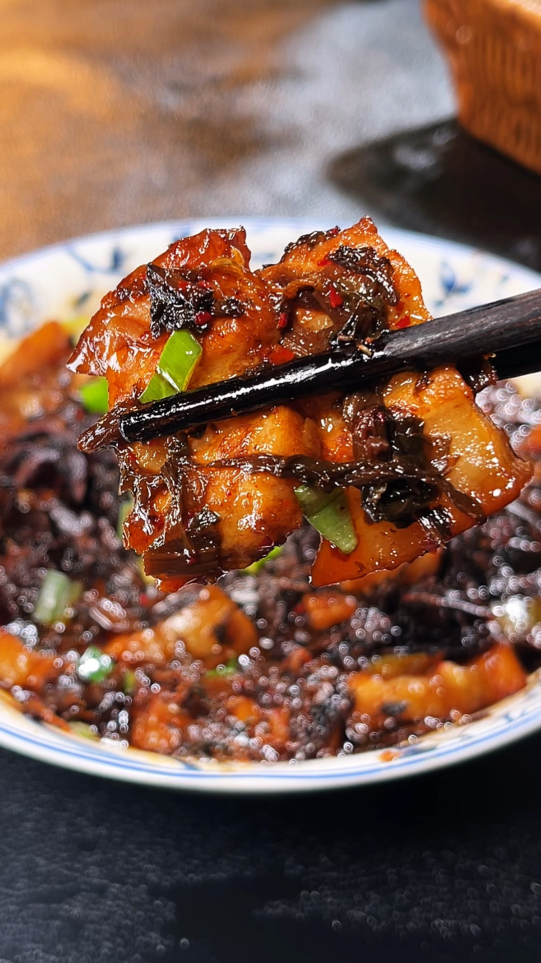 这样做的梅干菜蒸肉比梅菜扣肉还好吃,软糯入味特别下饭