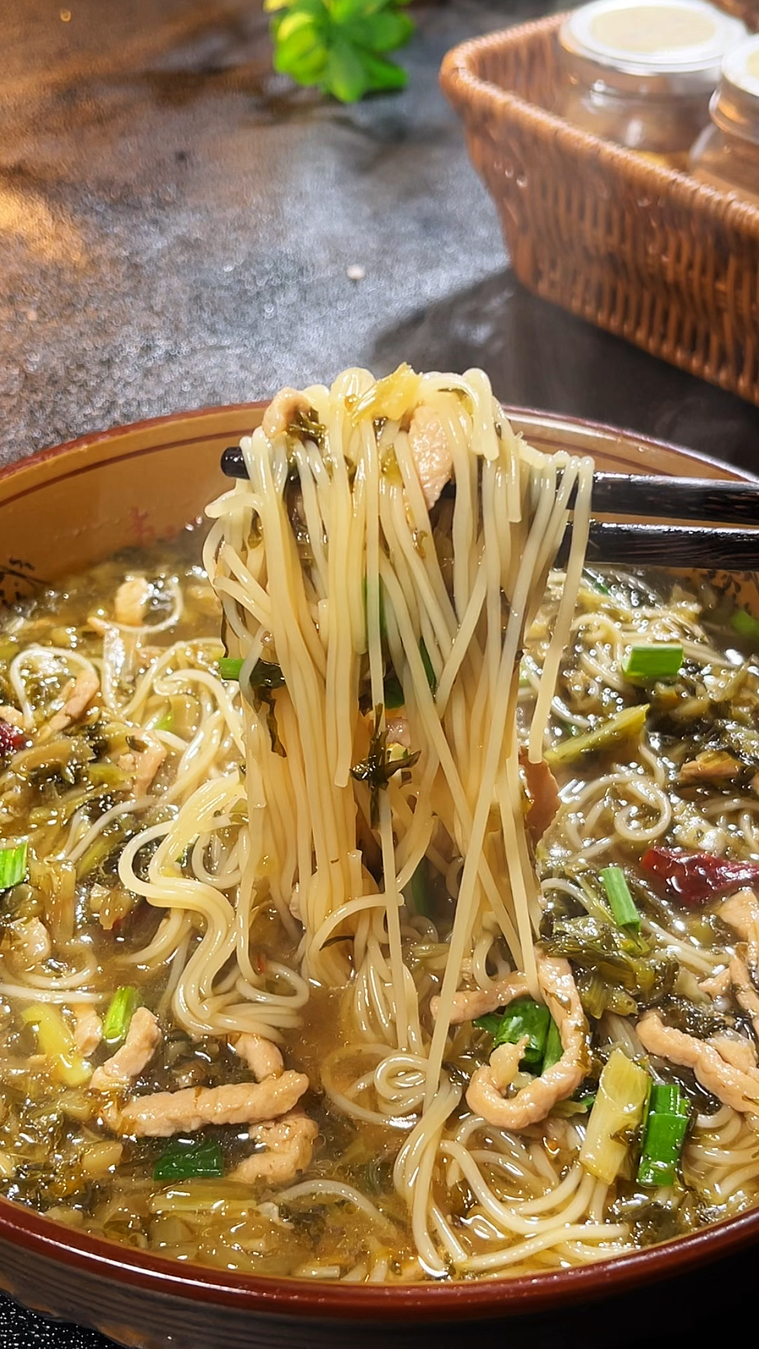 天冷了,下班回家做一碗热乎乎的雪菜肉丝面,暖心又暖胃