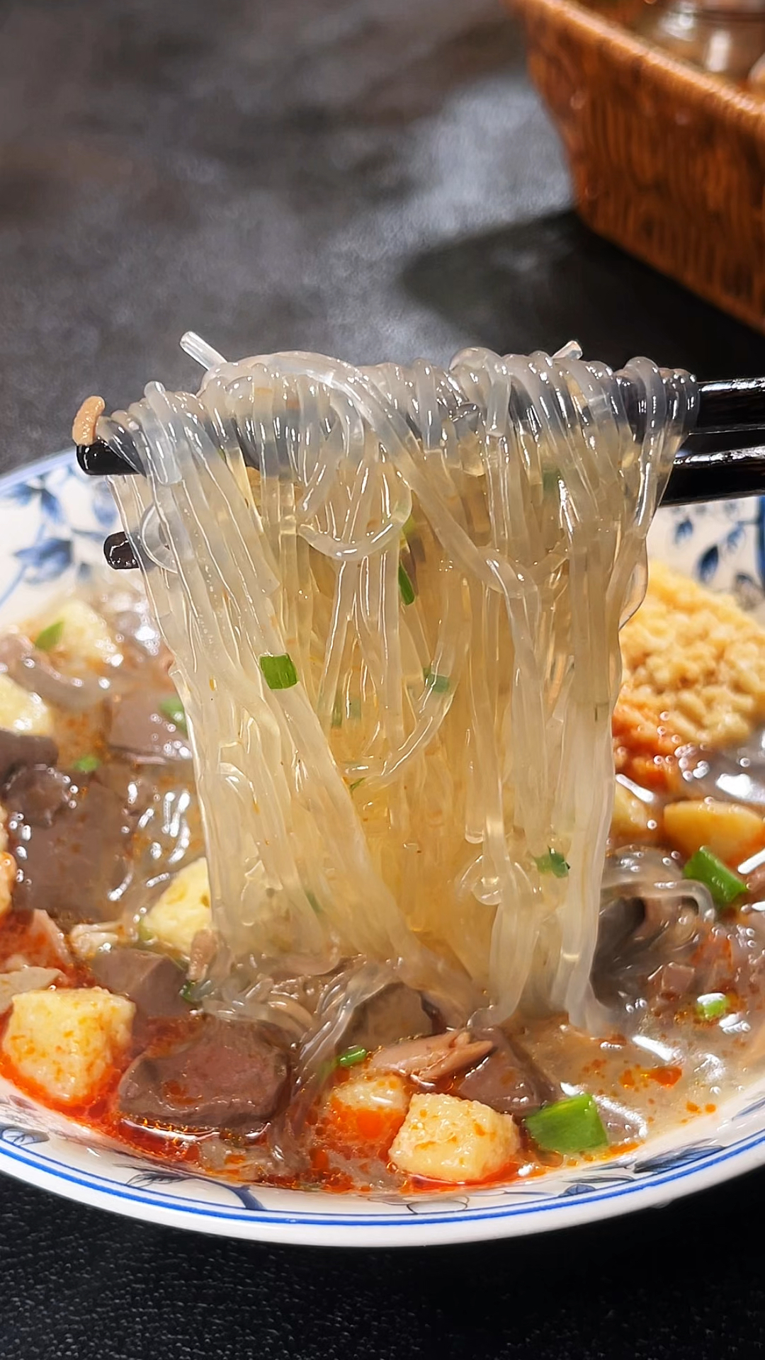 想吃鸭血粉丝汤,在家5分钟就搞定,汤鲜味美,鸭杂超多巨好吃