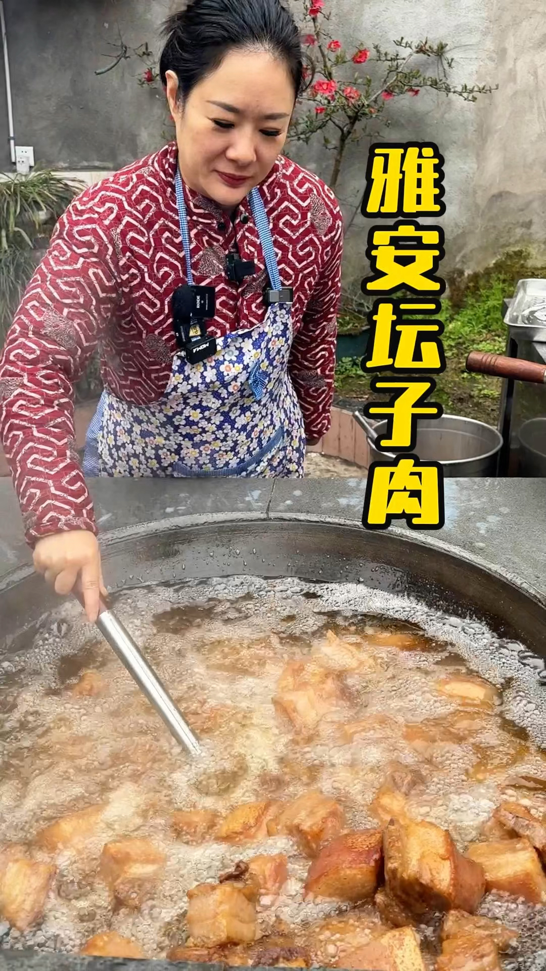 四川雅安美女古法做坛子肉,土灶木柴炸2小时,装坛封油一年不坏