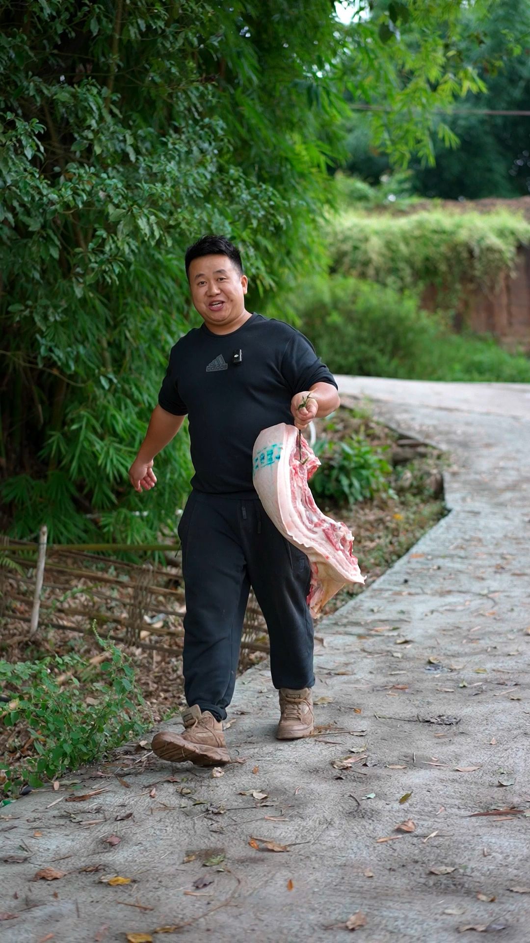 今天上街买块三线肉,做一道家常菜“蒜苔炒肉丝”味道巴适得板