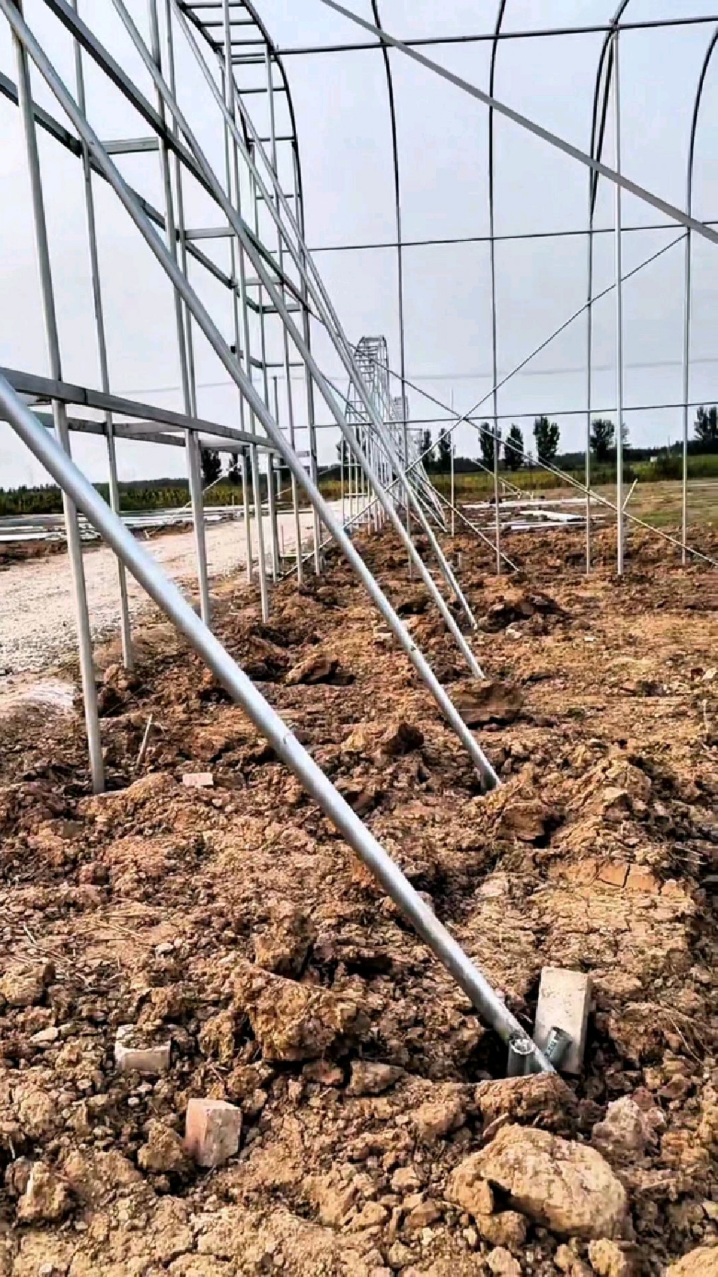 纯钢架蔬菜种植大棚棚头这样做,结实又牢固。