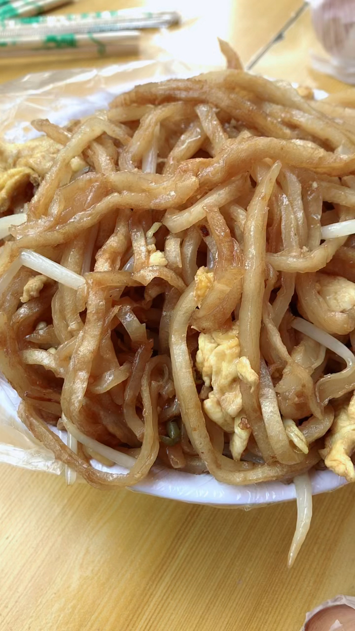 路边摊吃蛋炒饼丝