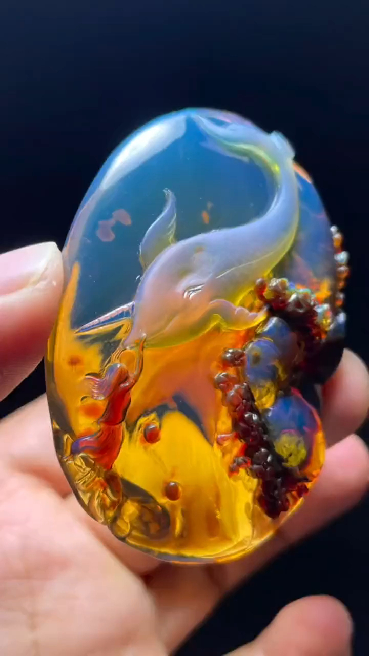 缅甸意境珀俏色巧雕大鱼海棠-守护你