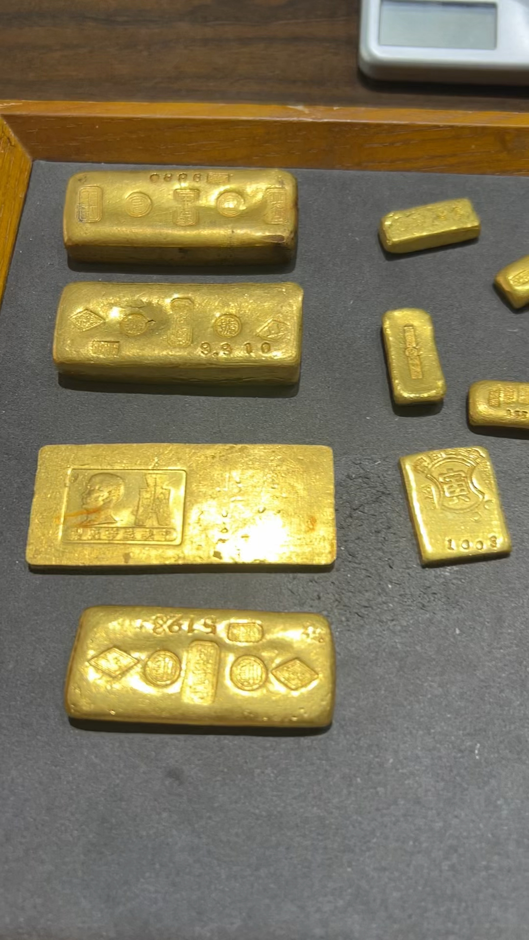 这一盘子老金条,价值100万左右,得有多少克?