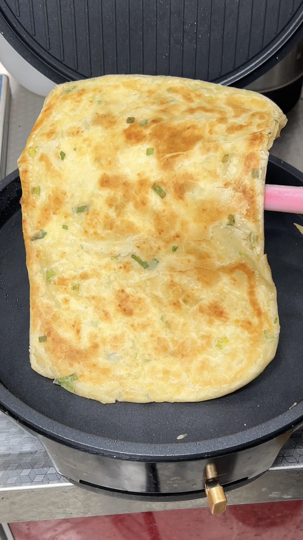 早餐别总吃包子油条了,试试这个葱花饼,又酥又软,凉了也不发硬