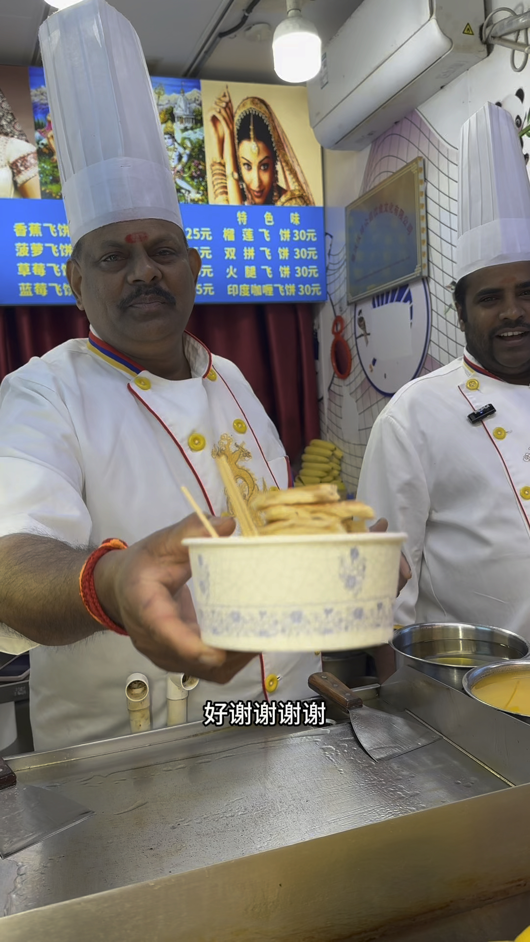 印度人在重庆做飞饼,操着一口地道的重庆话动作潇洒真逗人