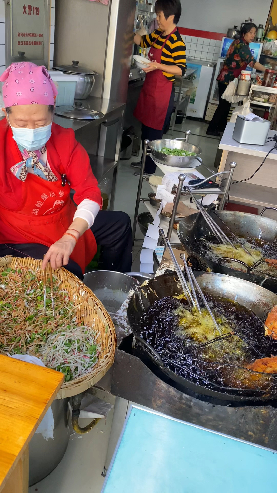 湖北大姐做萝卜饺子几十年,十分钟炸一个卖6块钱,真不赖