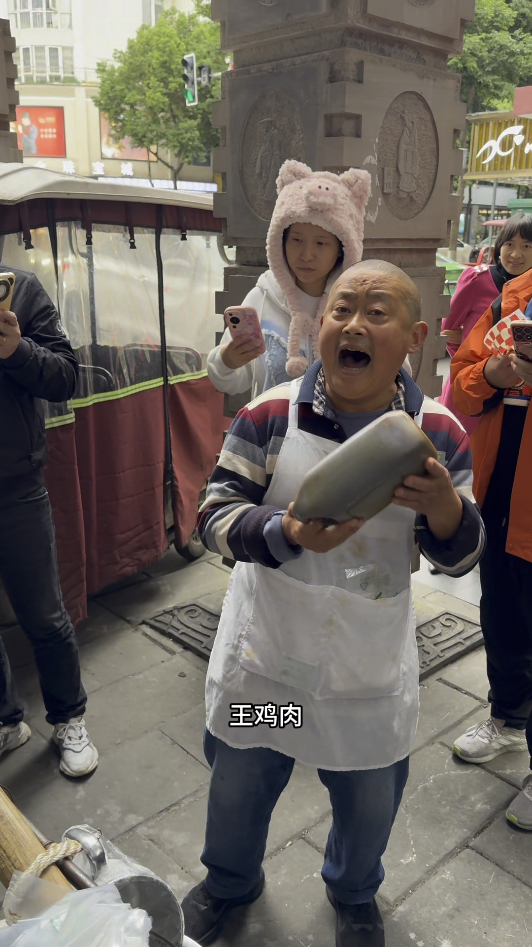 成都王鸡肉一声吆喝吸引很多路人围观,要排队买,生意火爆