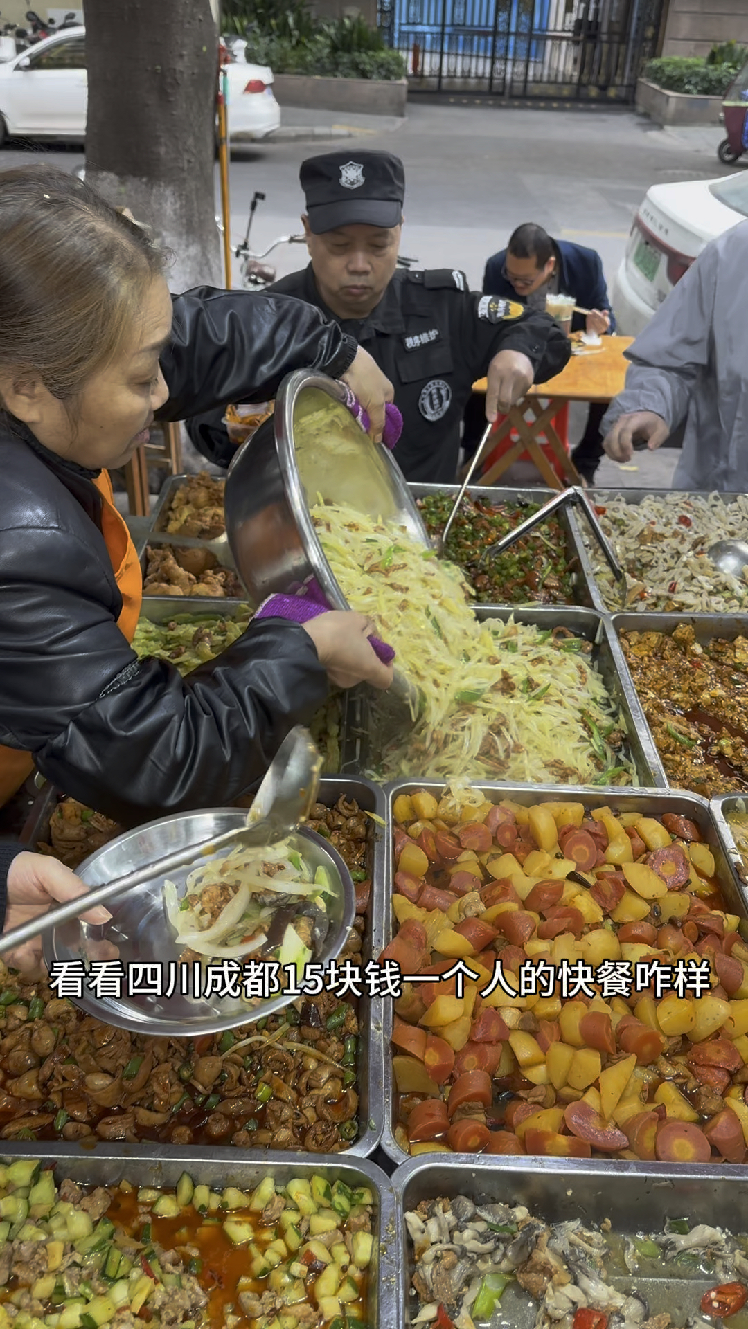 四川成都15块钱一个人的快餐真不错,20多道现炒的菜随便吃