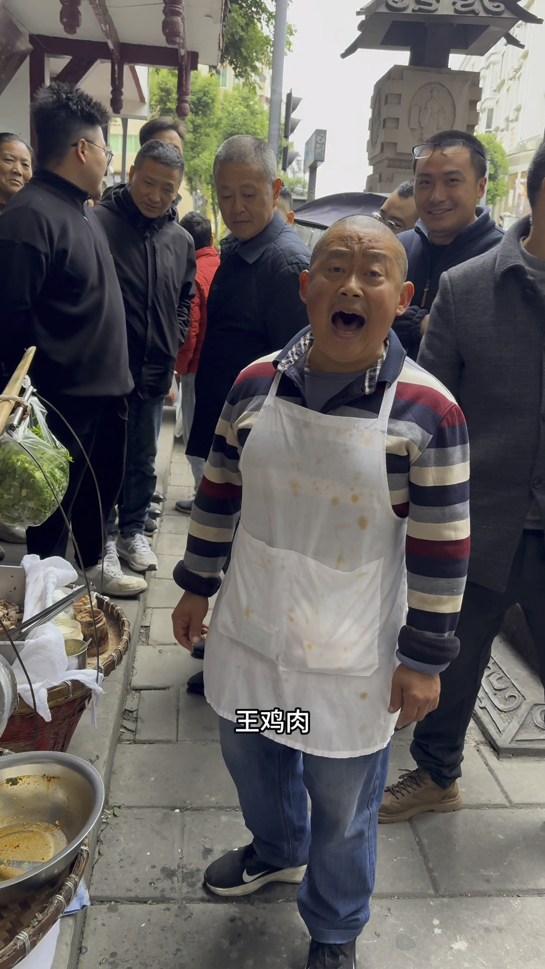 成都王鸡肉摊位旁边新来了瘟鸡肉,两家竞争价位低吃着不赖