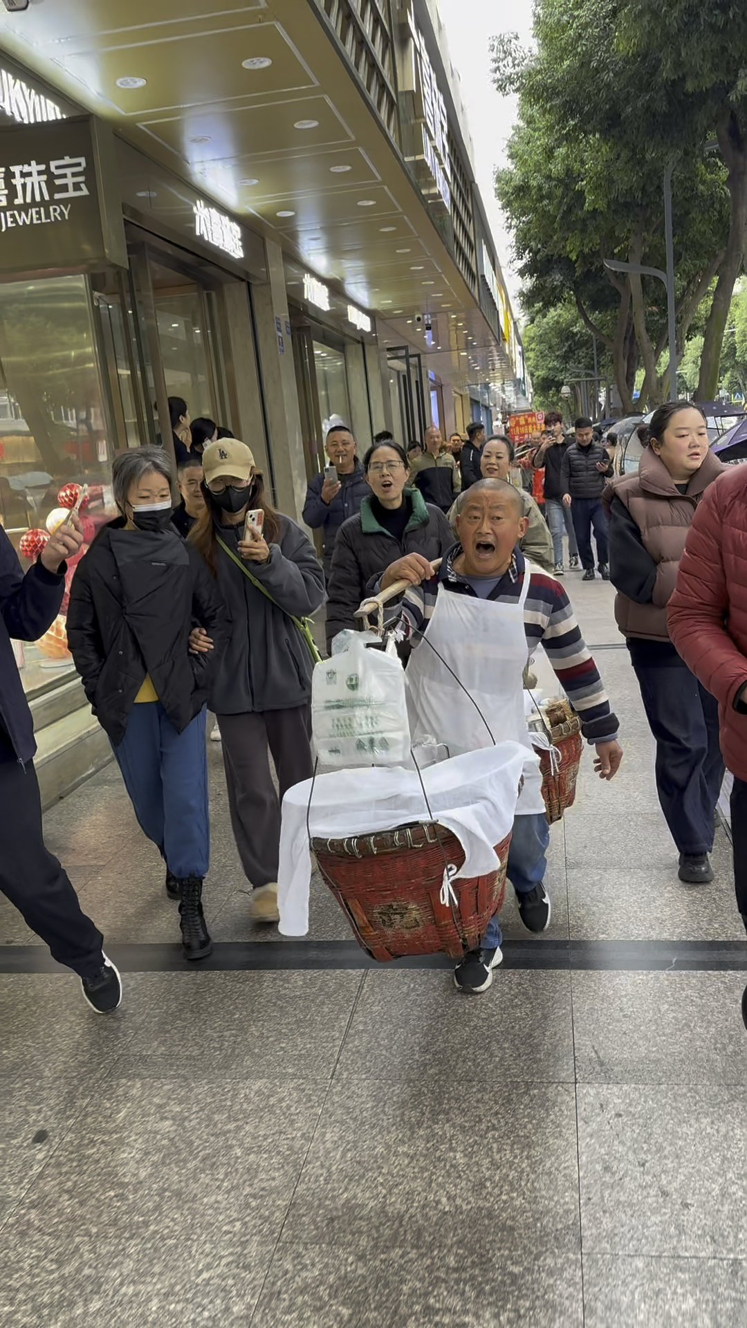 成都王鸡肉火了,各种做凉拌鸡肉的人都凑一起,叫喊声此起彼伏