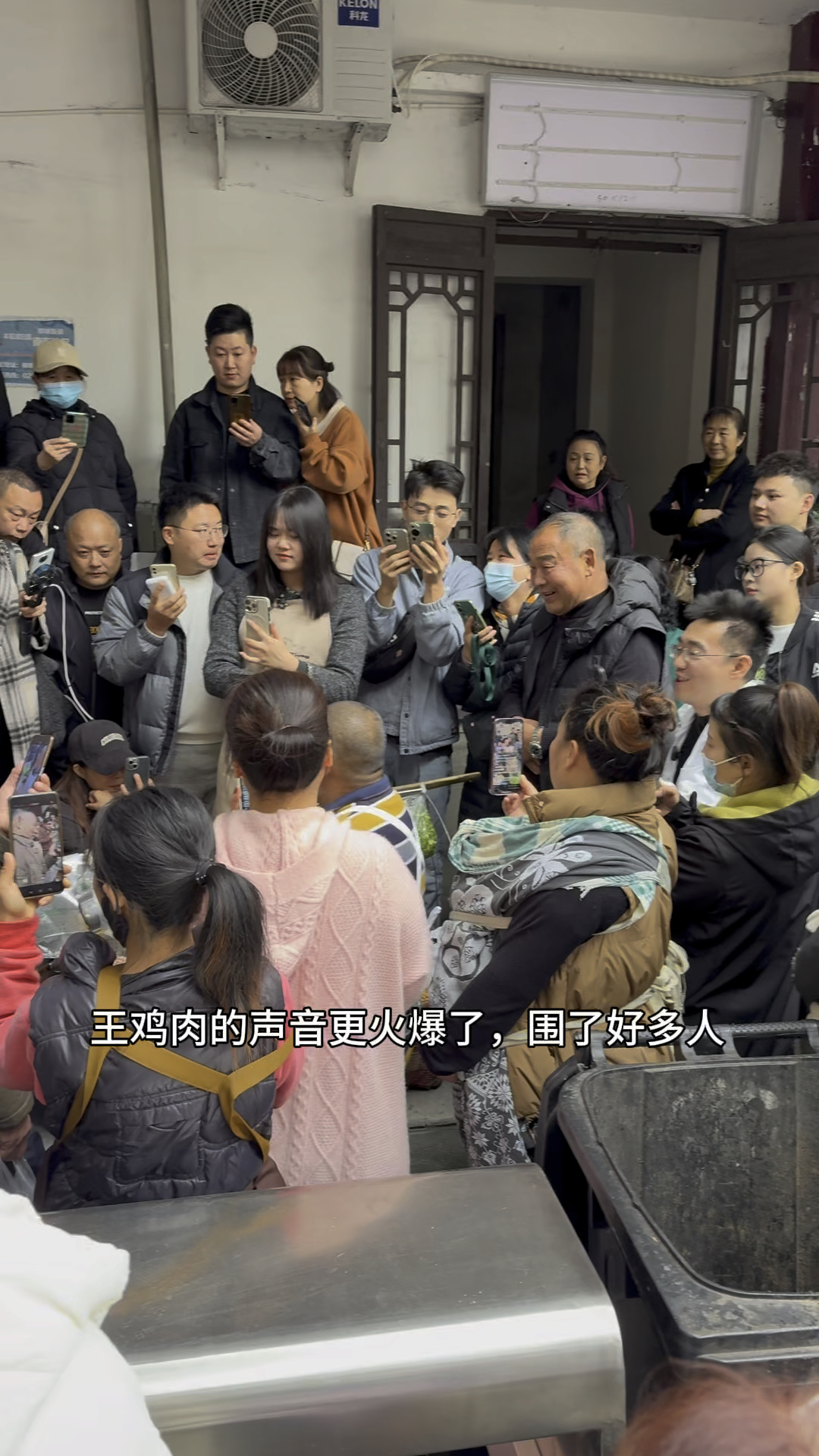 成都王鸡肉的生意火起来了,摊位被围得水泄不通顾客队伍排十几米