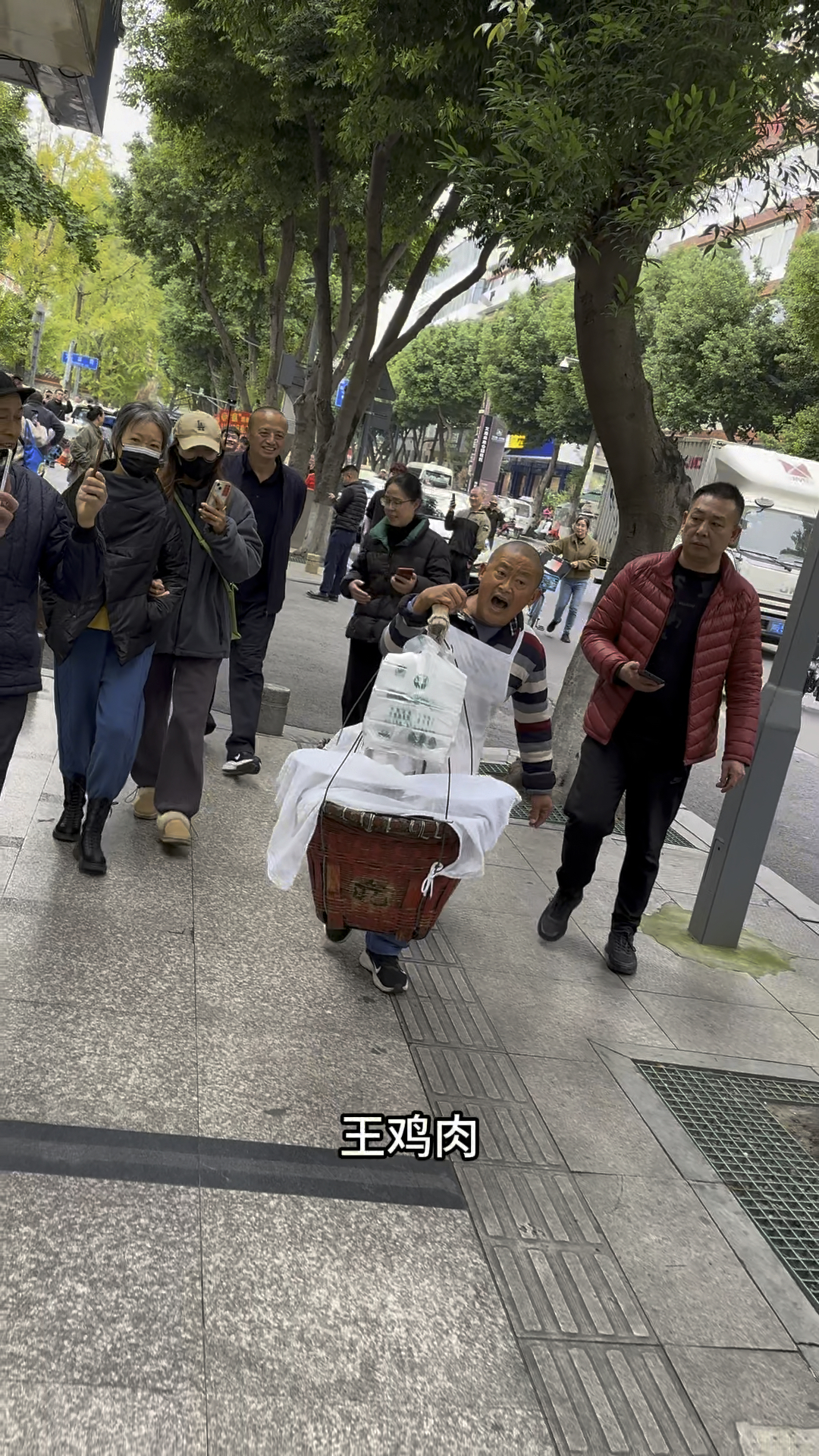 瘟鸡肉在路口等着王鸡肉去摆摊跟着鼓乐队,在大街上走着很吸引人