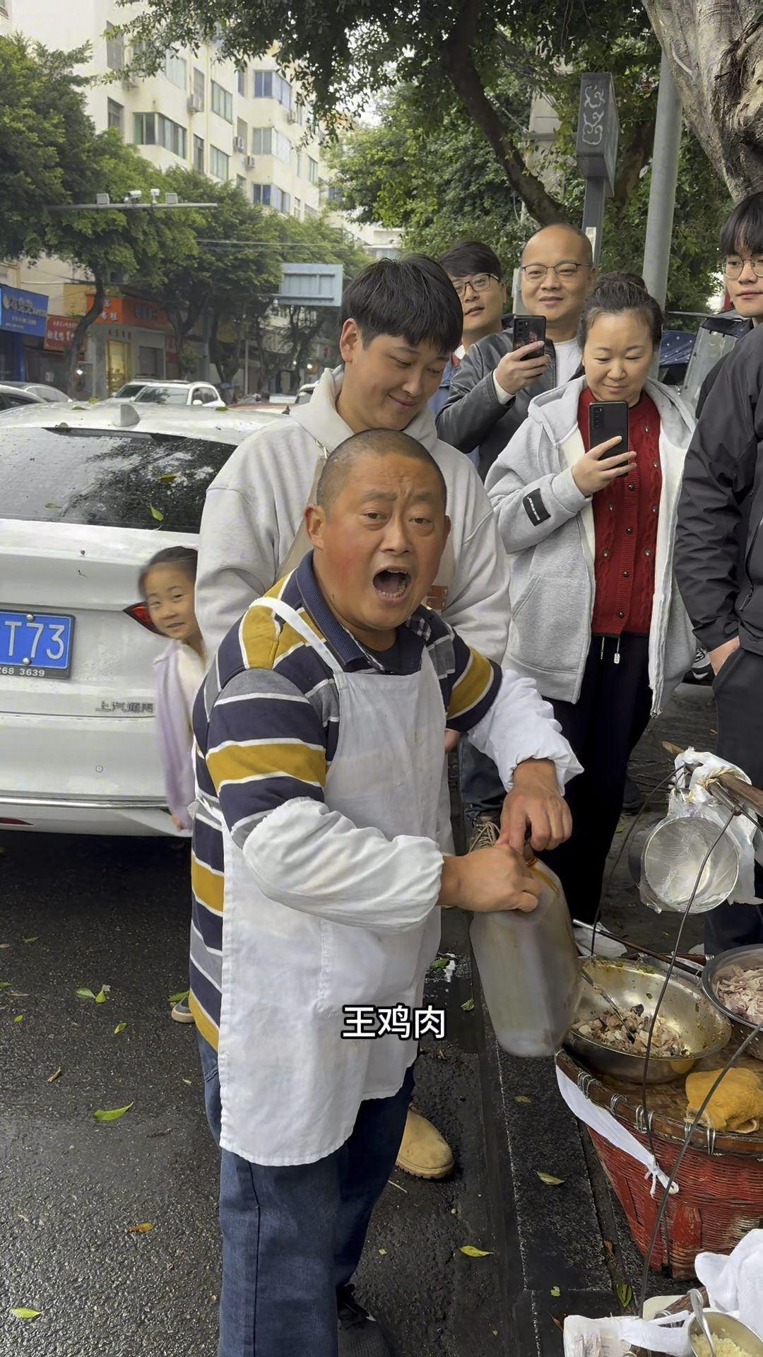 成都王鸡肉摆摊卖鸡肉儿子在旁边直播,生意更好了鸡肉吃着真香