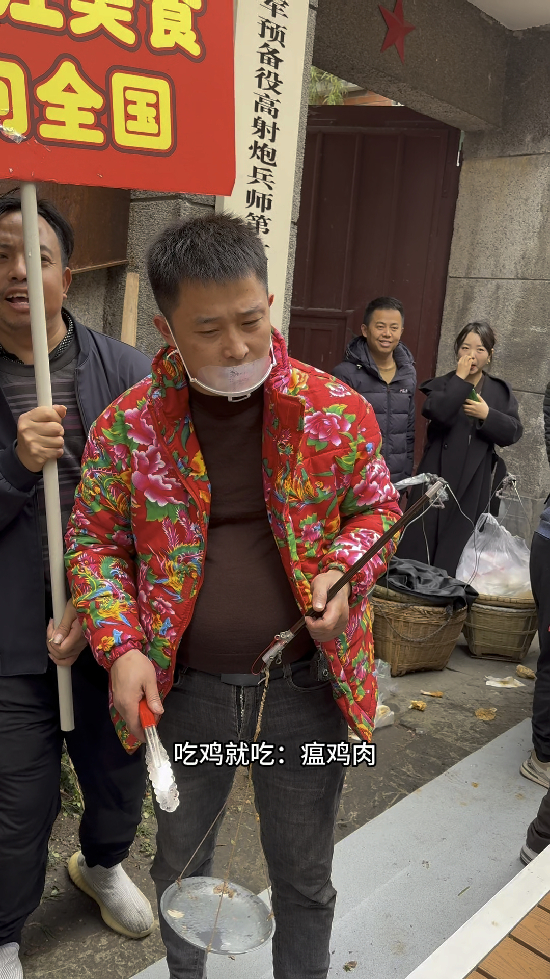 成都瘟鸡肉的凉拌鸡吃着又麻又辣跟王鸡肉很像,他俩是一家的?