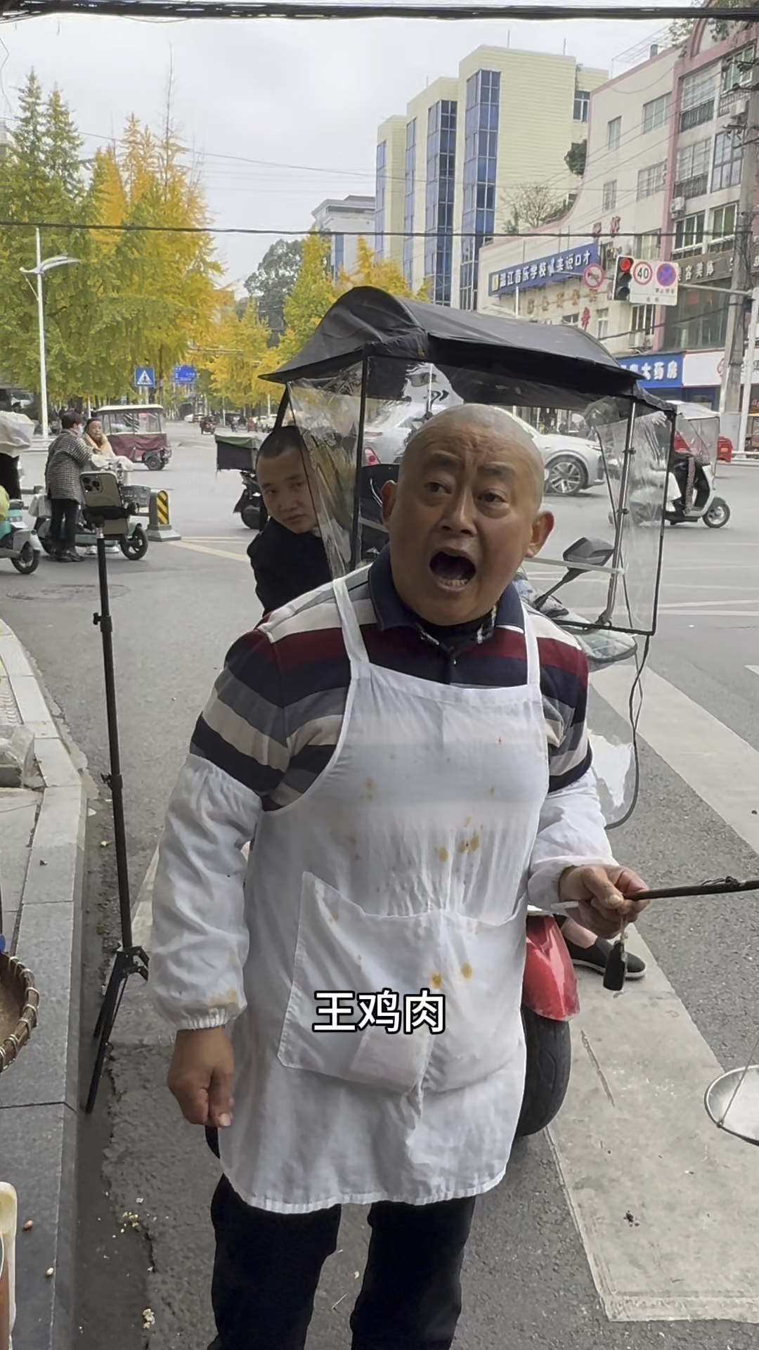 王鸡肉的刀工真好切得四四方方的,他亲口告诉你土鸡如何能切方块