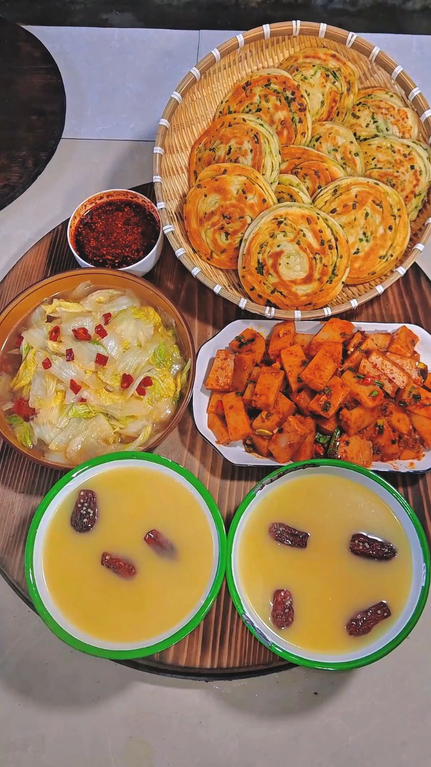 柴火灶的香气萦绕,乡村的老房依旧,那是生活最真实的模样