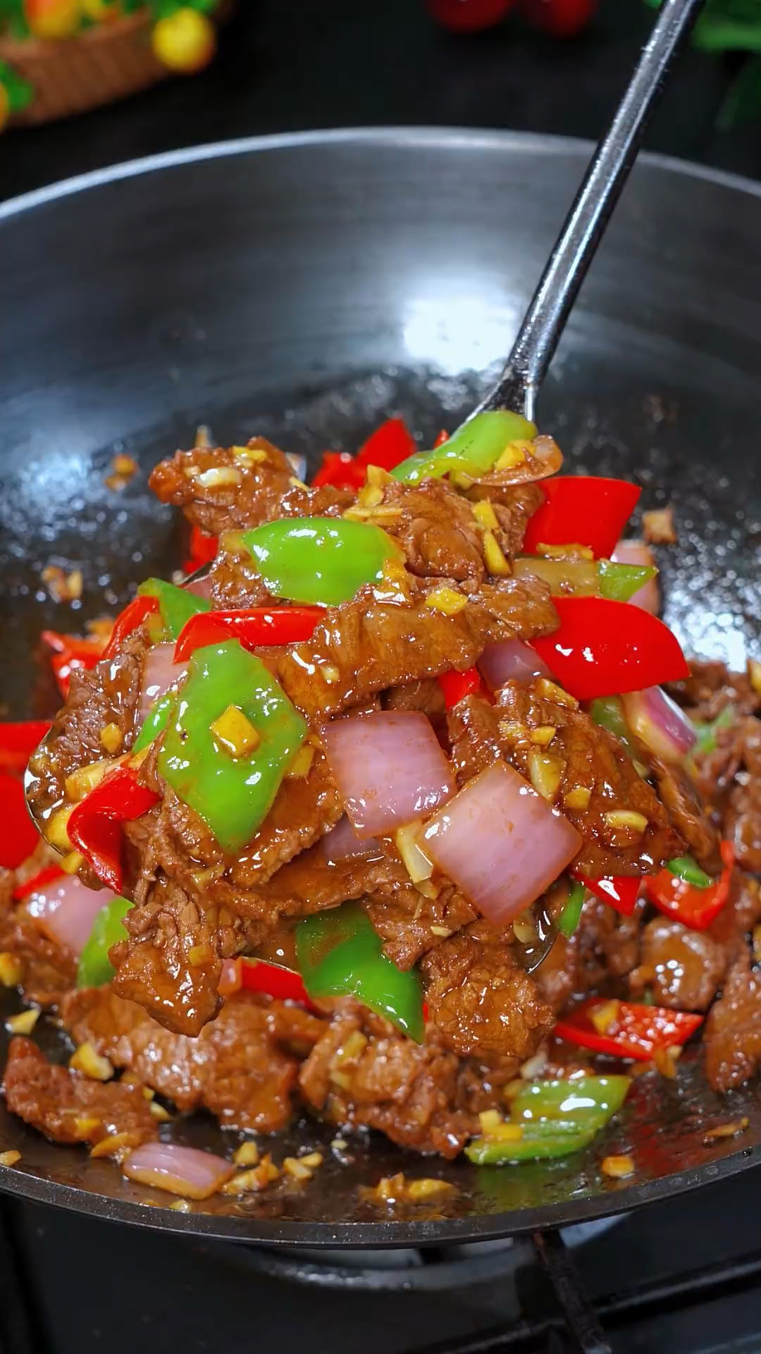 家庭版洋葱炒牛肉的做法,牛肉鲜嫩多汁,汤汁拌饭香辣有味