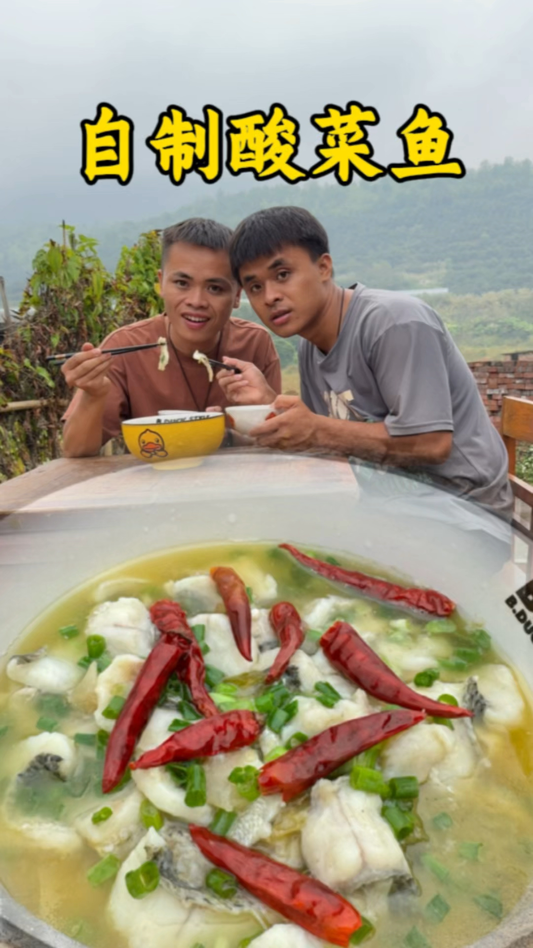 老十被一条黑鱼吓到了以为是大蟒蛇最后通仔做一道酸菜鱼吃