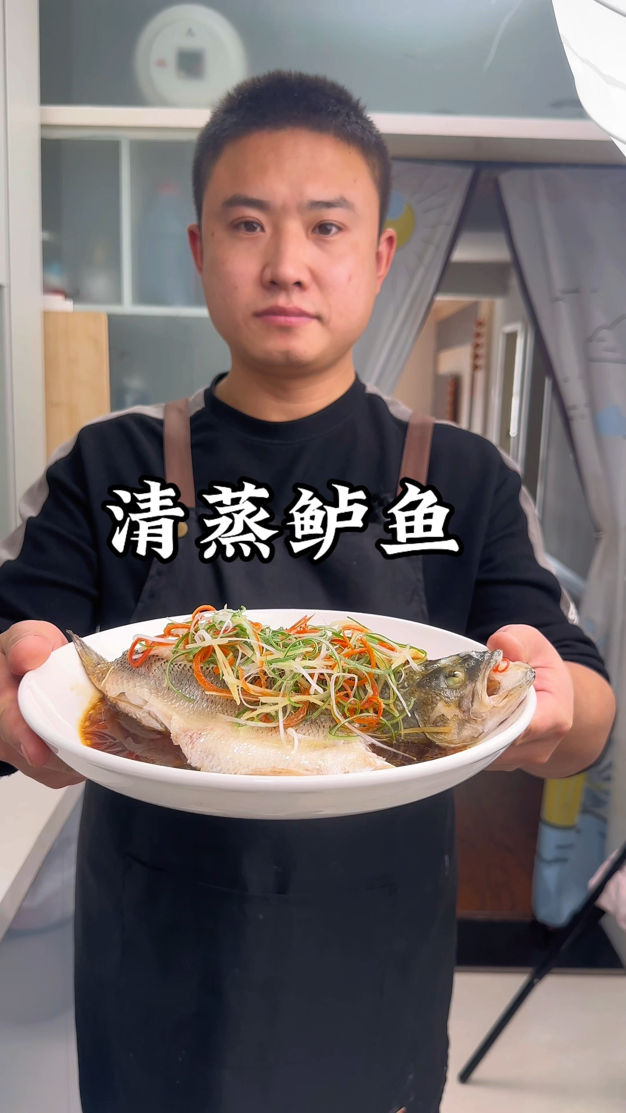 清蒸鲈鱼不要直接上锅蒸,大厨教我诀窍,肉质鲜嫩 不腥不柴