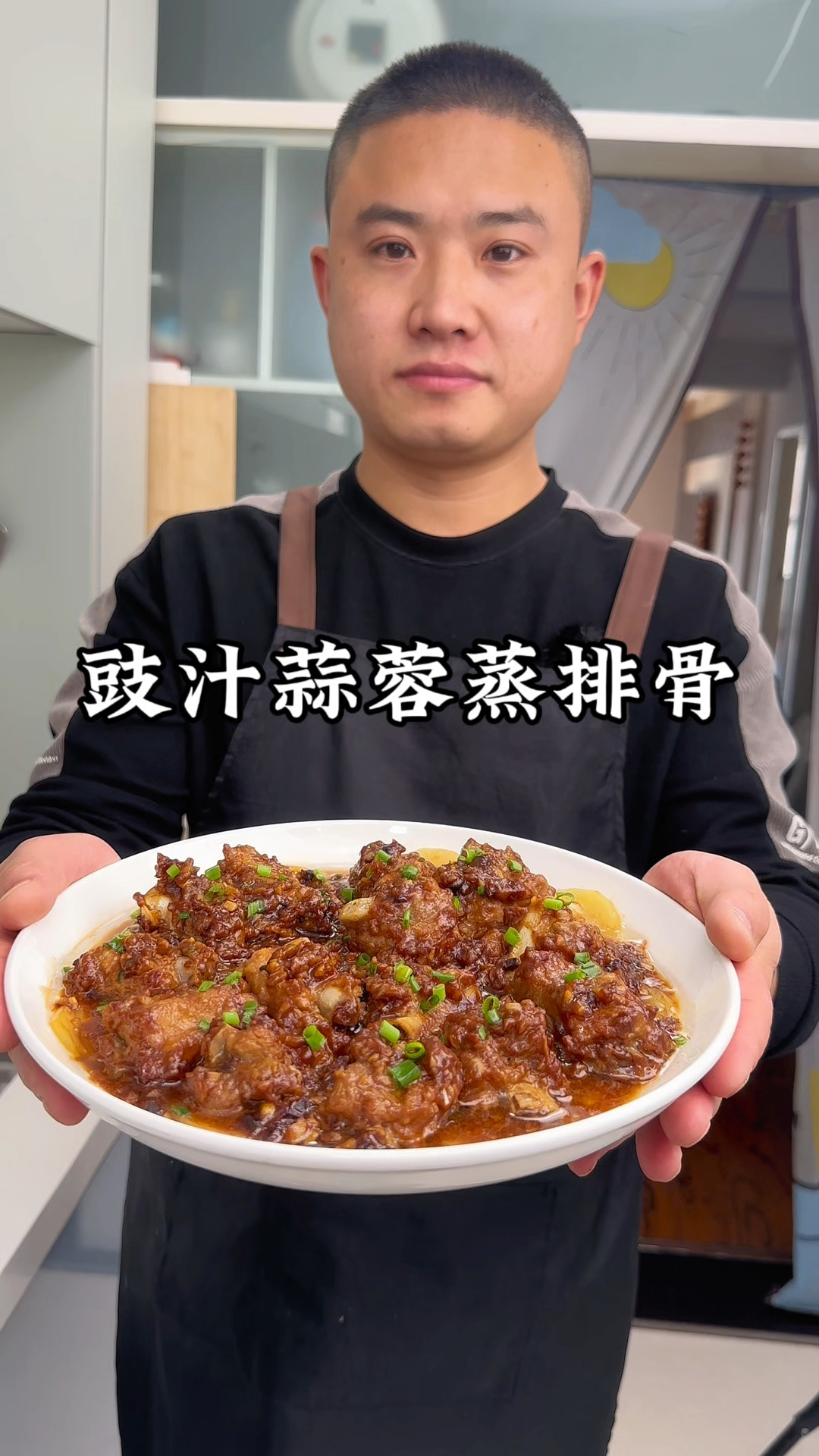 广东人的拿手菜蒜蓉蒸排骨,蒜香浓郁,软烂入味,大人小孩都爱吃